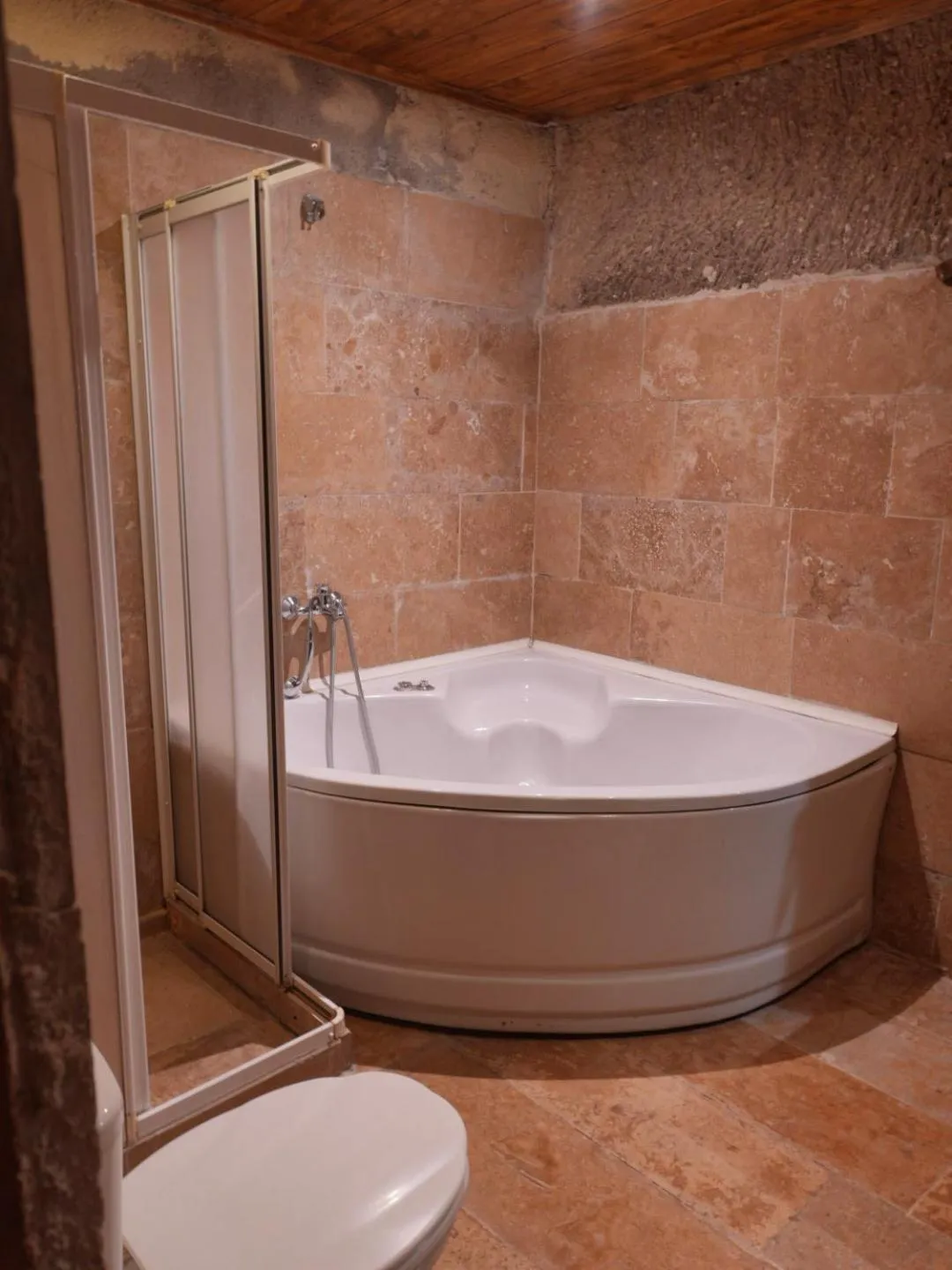 Hot Tub in Kismet Cave House