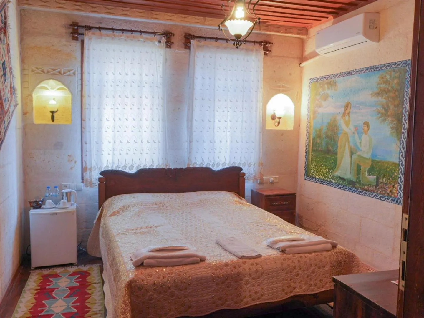 Photo of the whole room, Bed in Kismet Cave House
