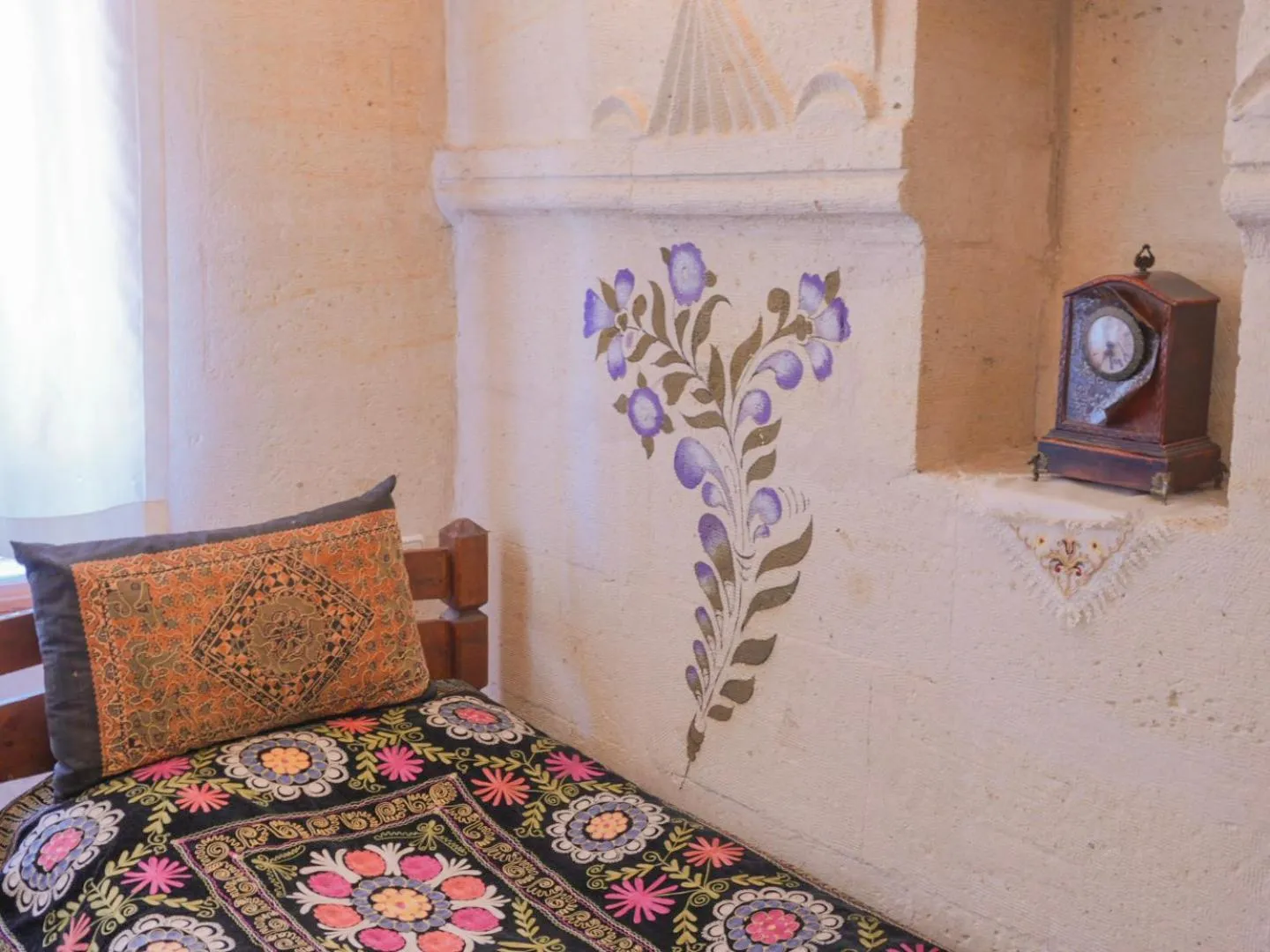 Bed in Kismet Cave House