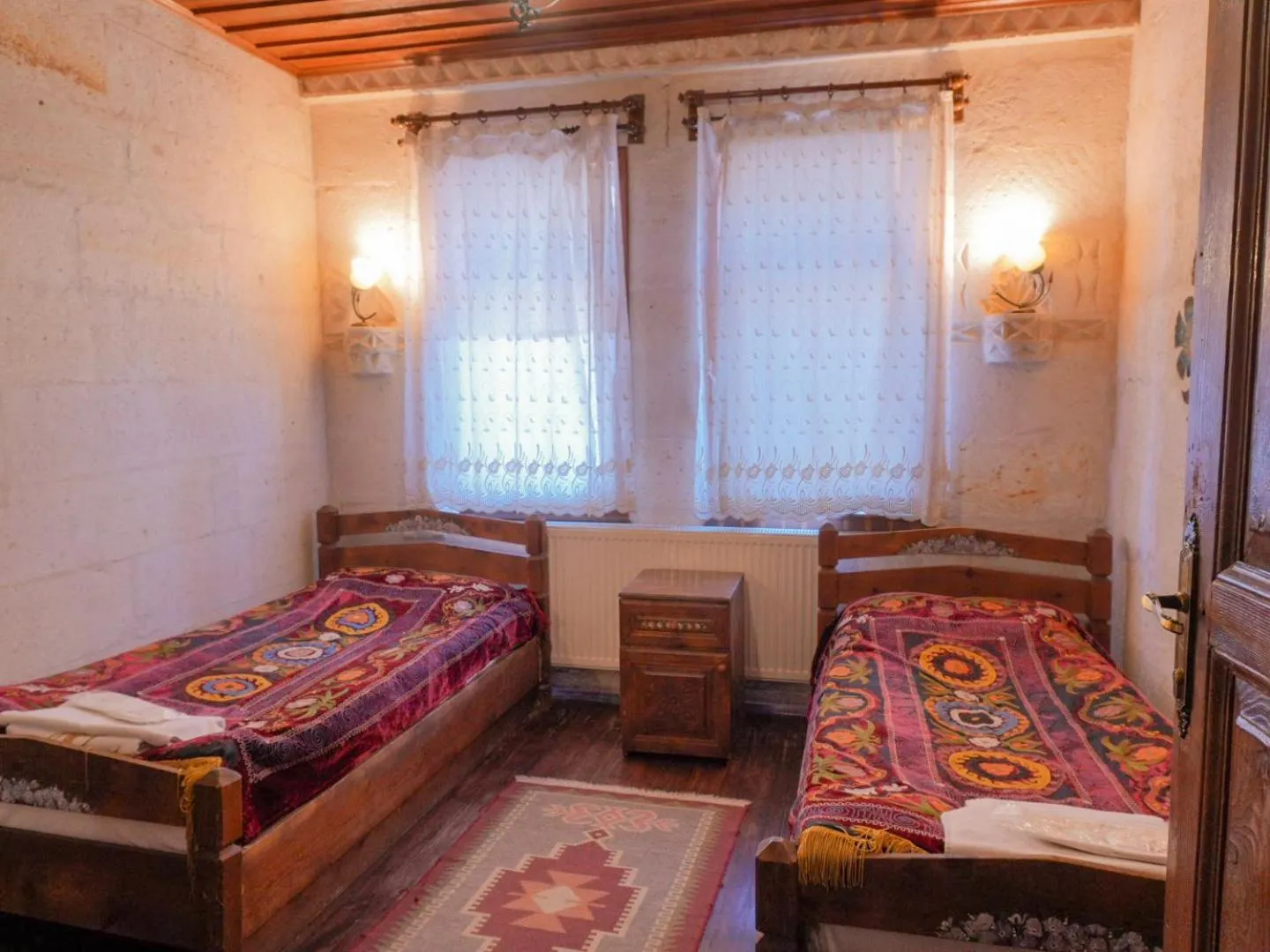 Photo of the whole room, Bed in Kismet Cave House
