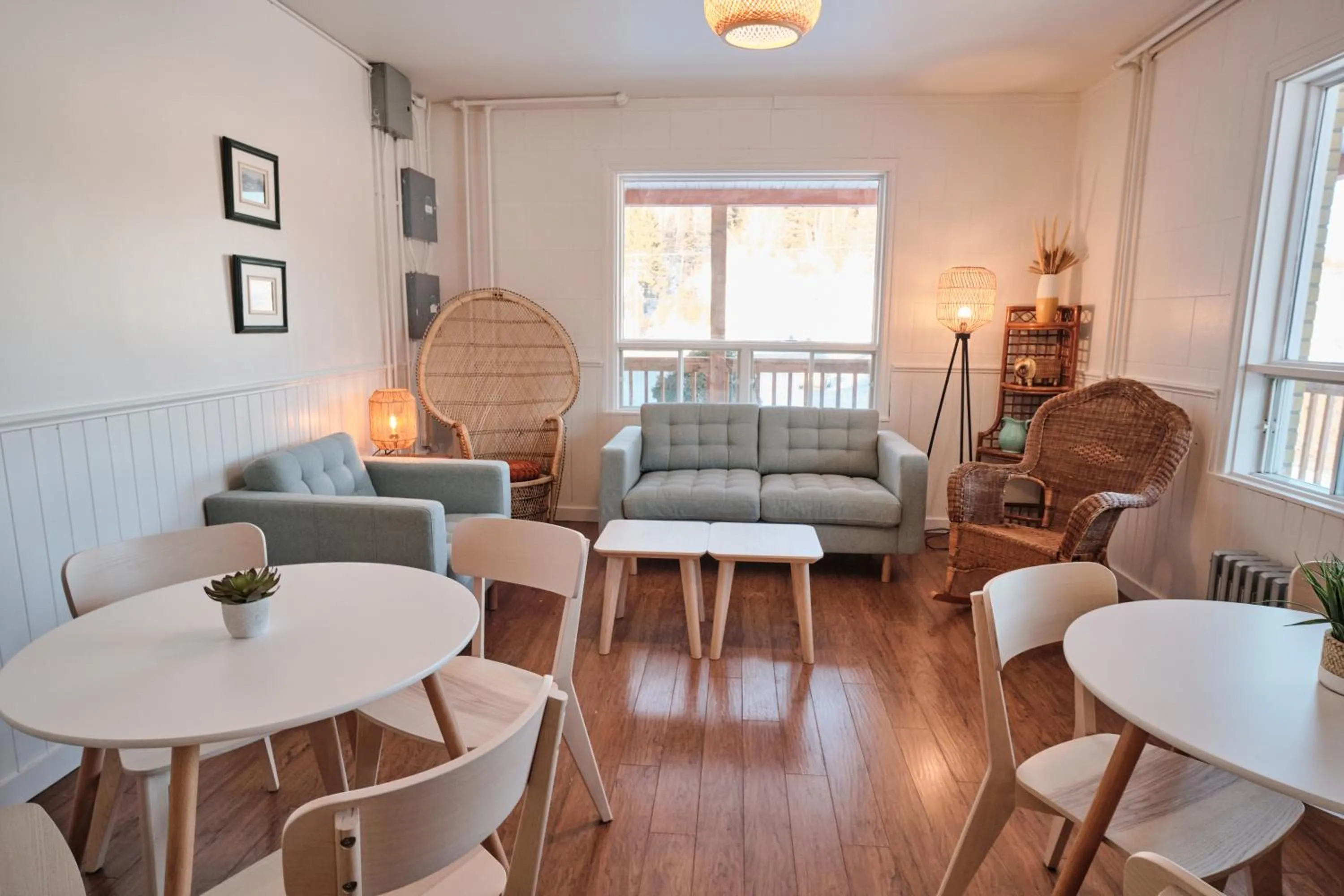Communal lounge/ TV room in AUBERGE DU DIMANCHE - Hotel - Fjord-du-Saguenay - l'Anse-Saint-Jean - Riviere-Eternite