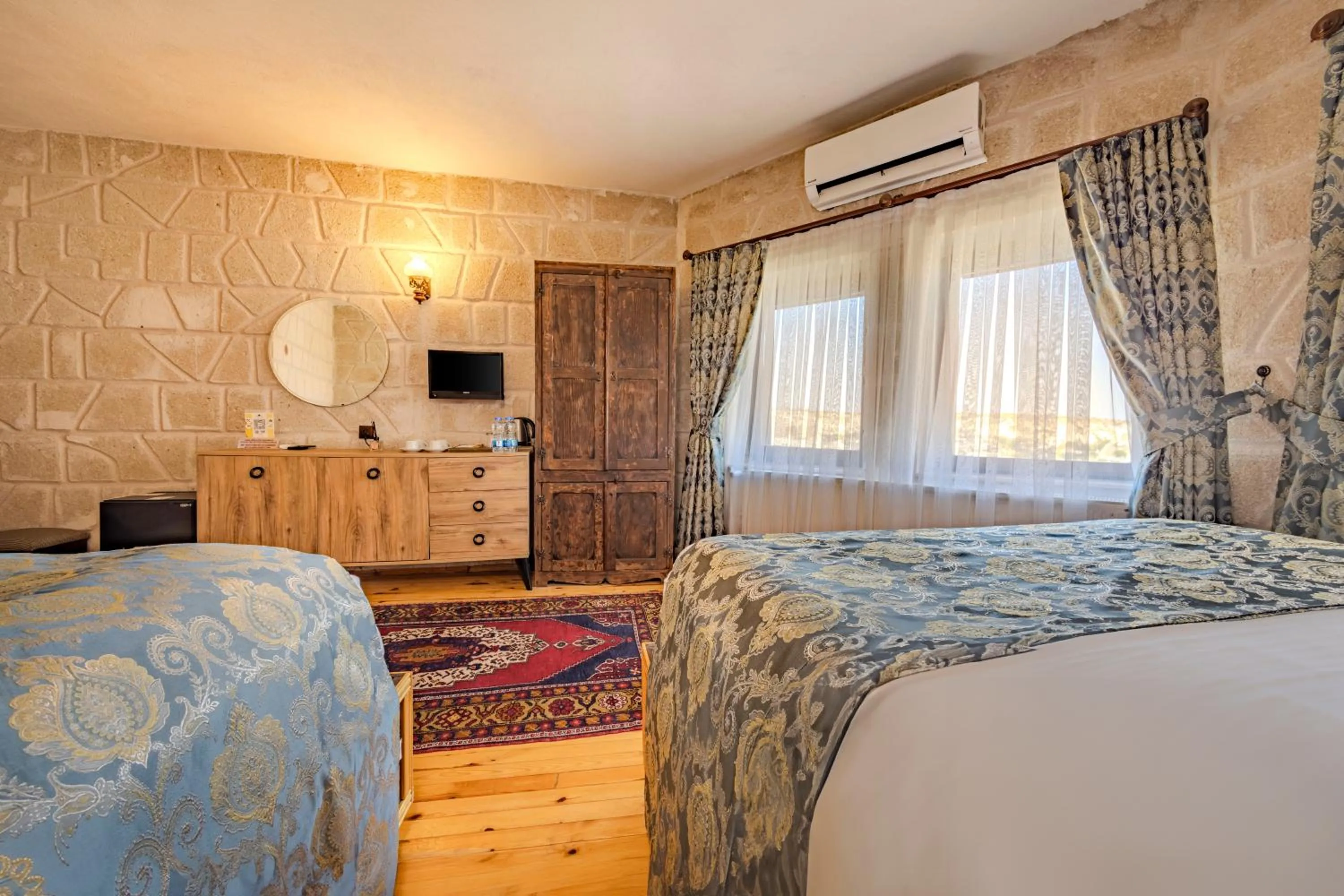 wardrobe, Bed in Ascension Cave Suites - Special Class