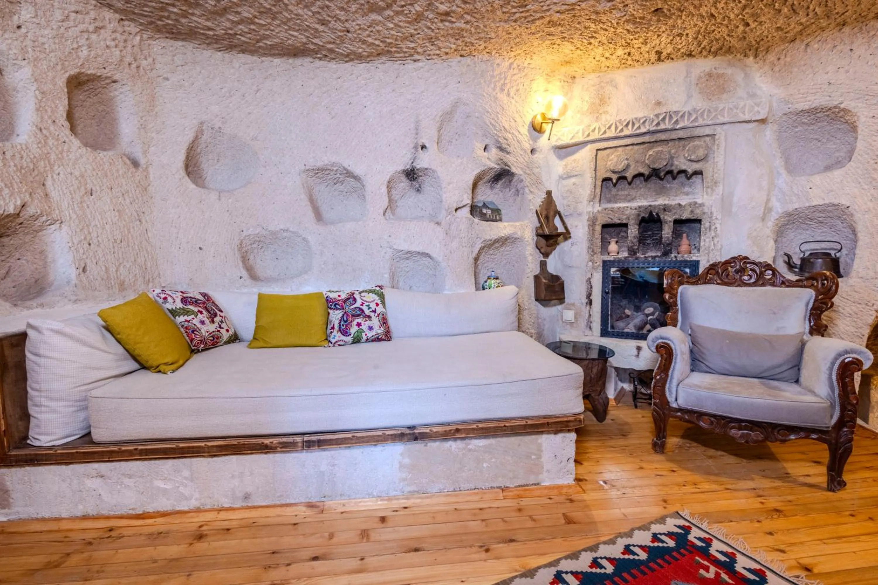 Seating area, Bed in Ascension Cave Suites - Special Class
