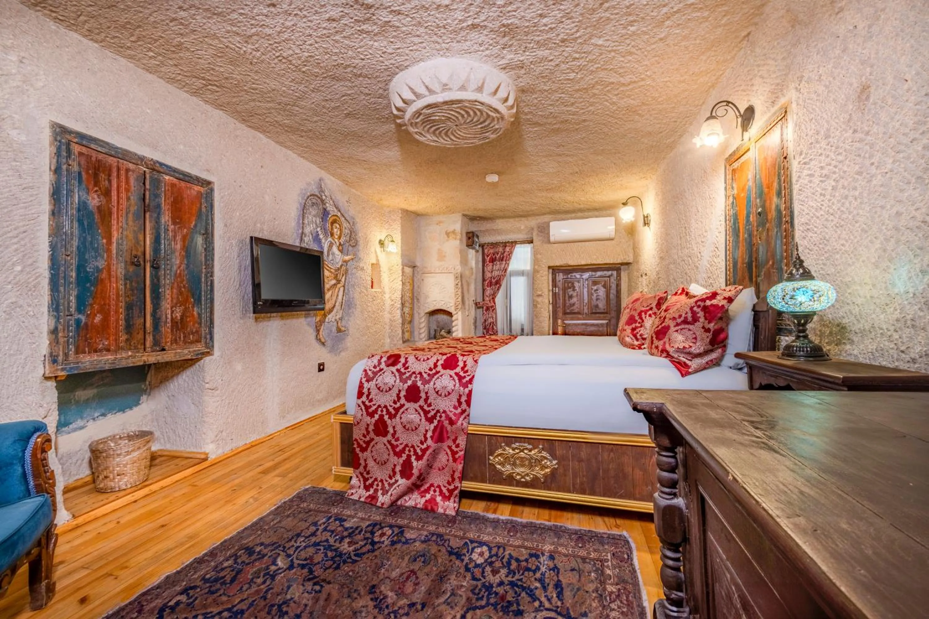 Photo of the whole room, Bed in Ascension Cave Suites - Special Class