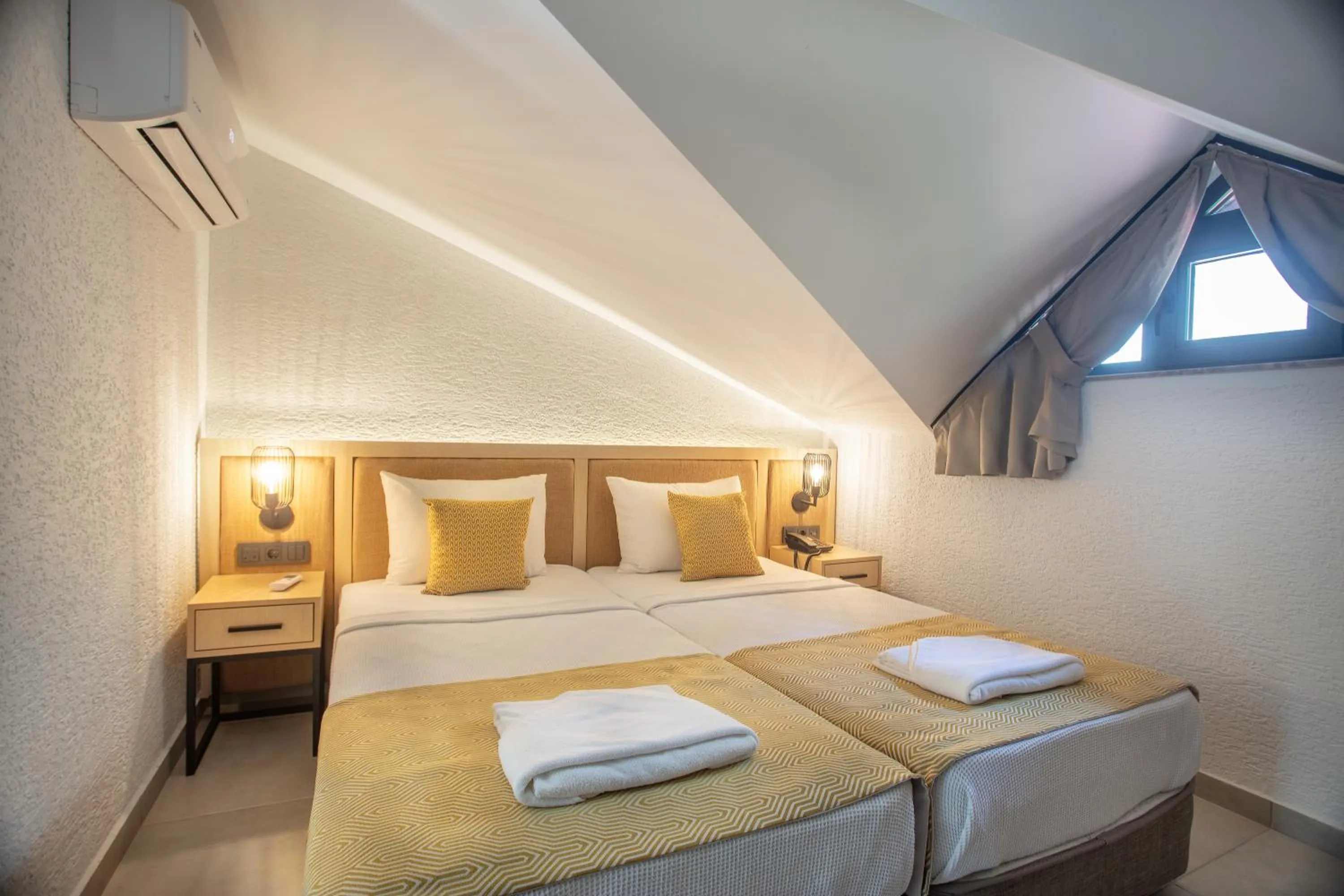 Bedroom, Bed in Grand Aquarium