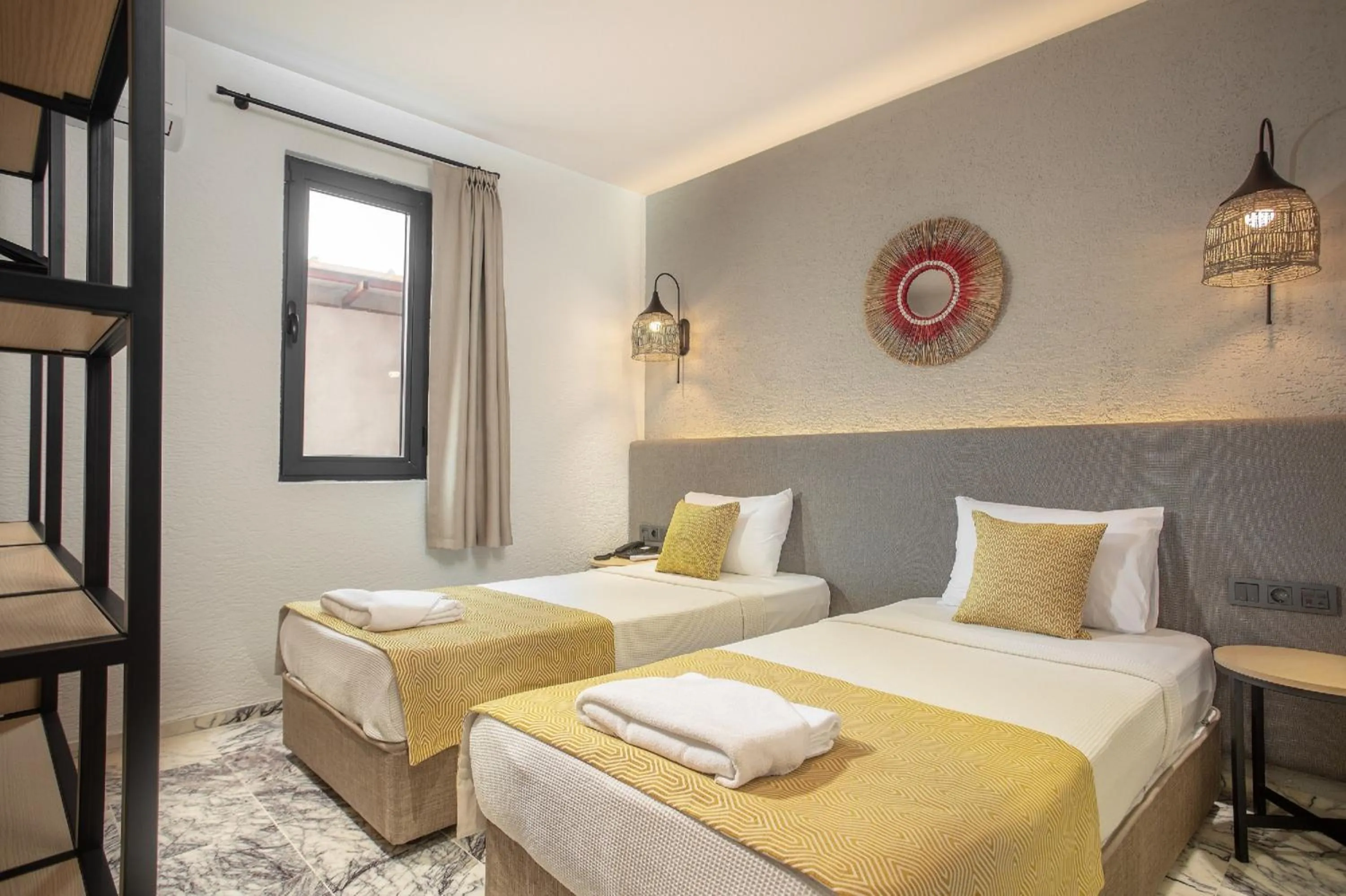 Bedroom, Bed in Grand Aquarium