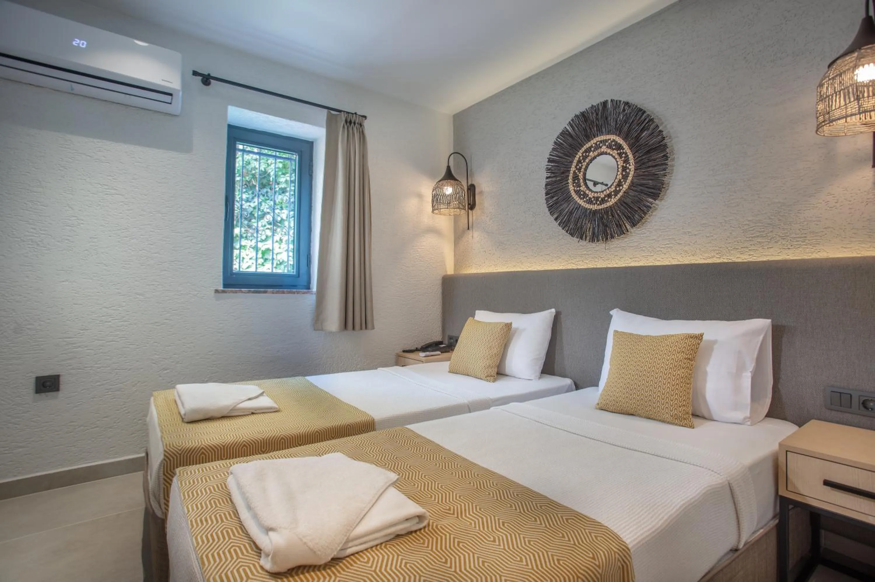 Bedroom, Bed in Grand Aquarium