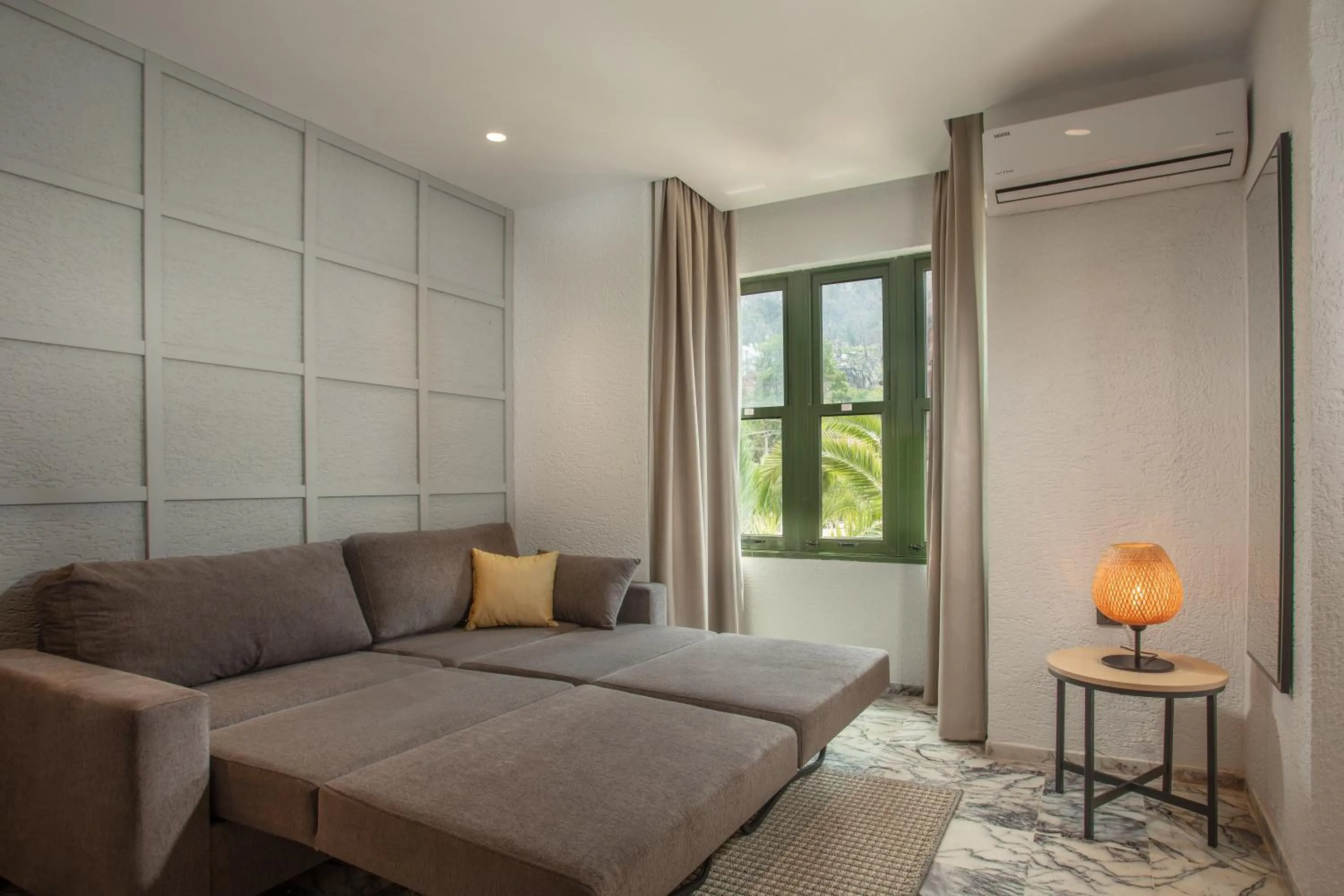 Living room, Bed in Grand Aquarium