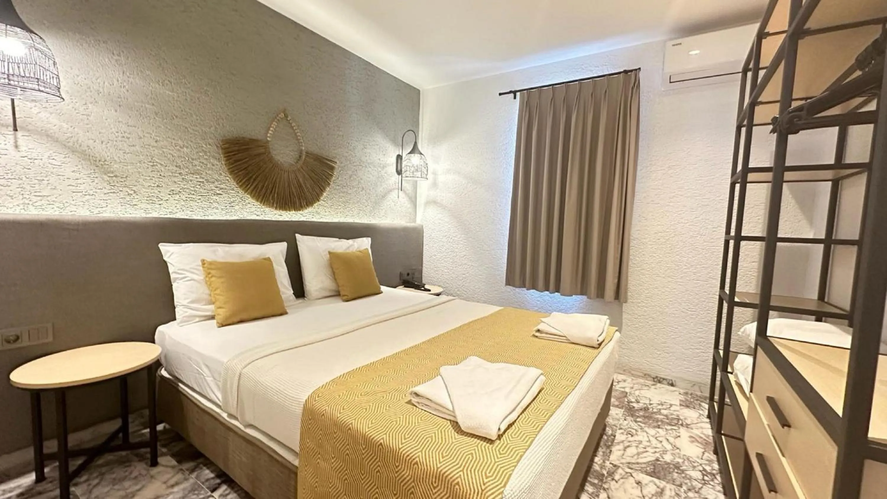 Bedroom, Bed in Grand Aquarium