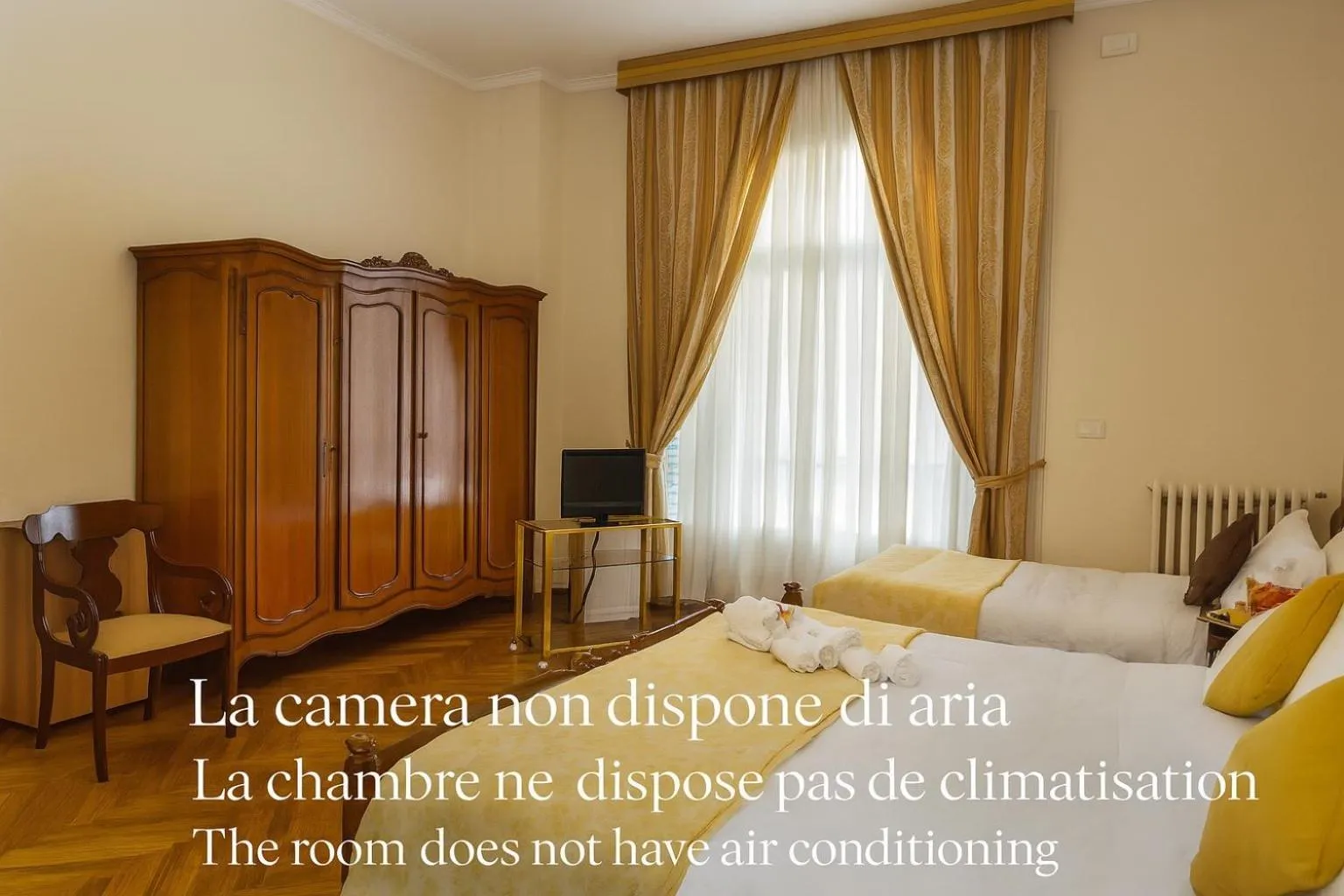 Text overlay in Hotel Villa Maria