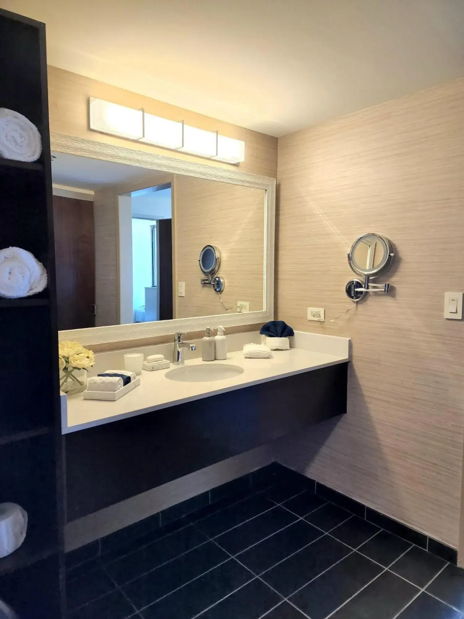 Single Room with Lake View - single occupancy in Illinois Beach Hotel Single Room with Lake View - single occupancy in Illinois Beach Hotel