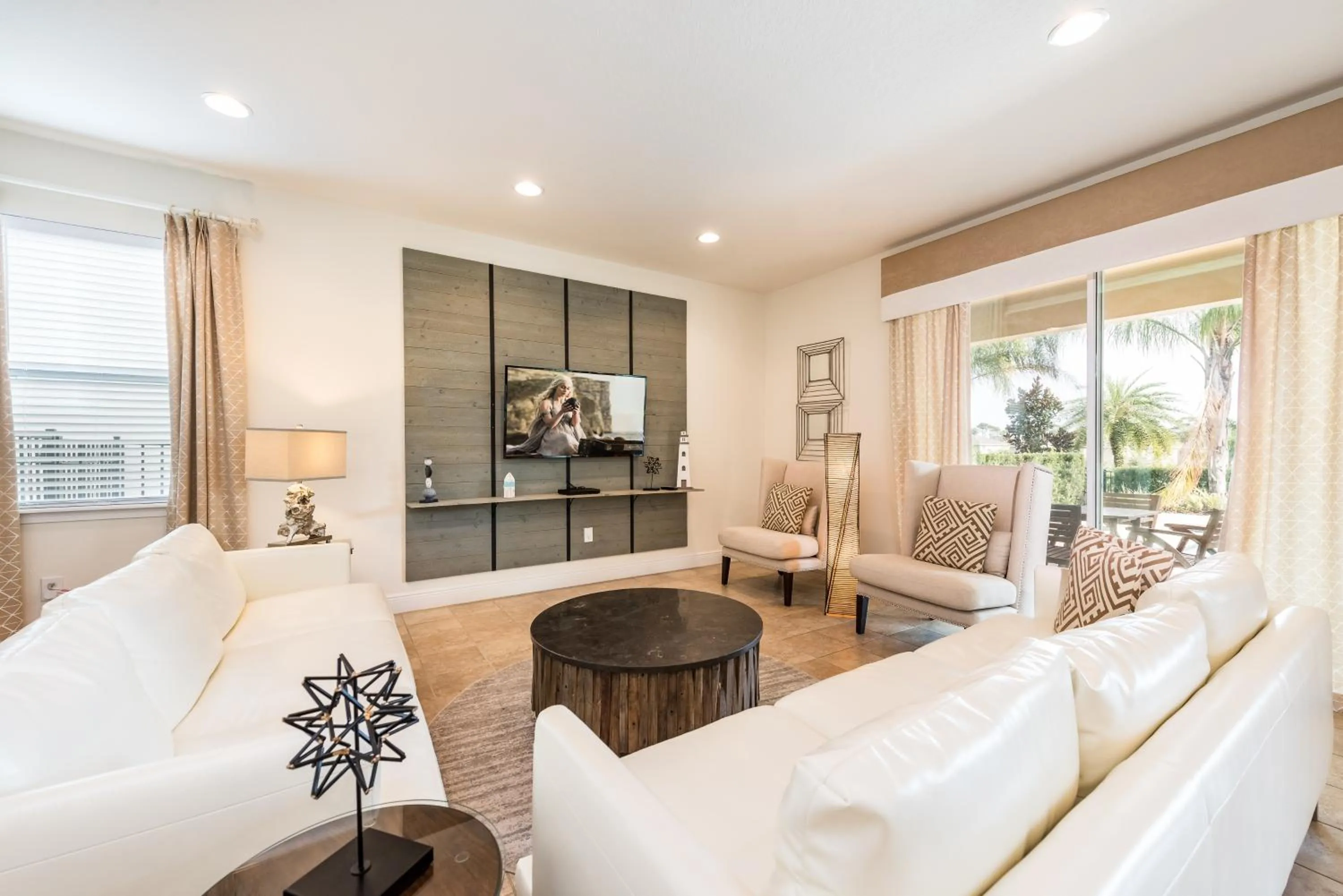 Communal lounge/ TV room, Bed in Encore Resort and Water Park at Reunion by Rentyl