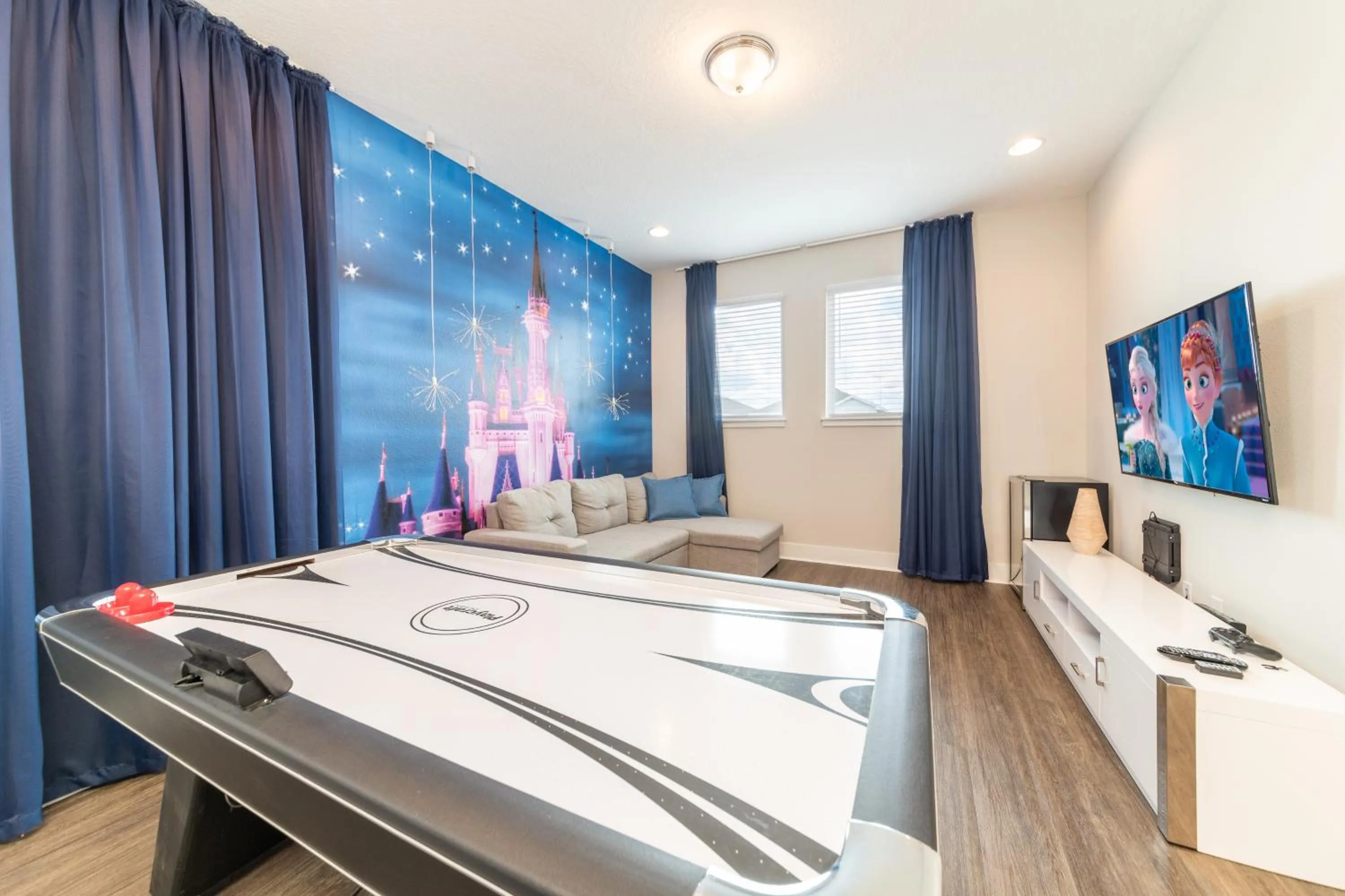 Communal lounge/ TV room, Bed in Encore Resort and Water Park at Reunion by Rentyl