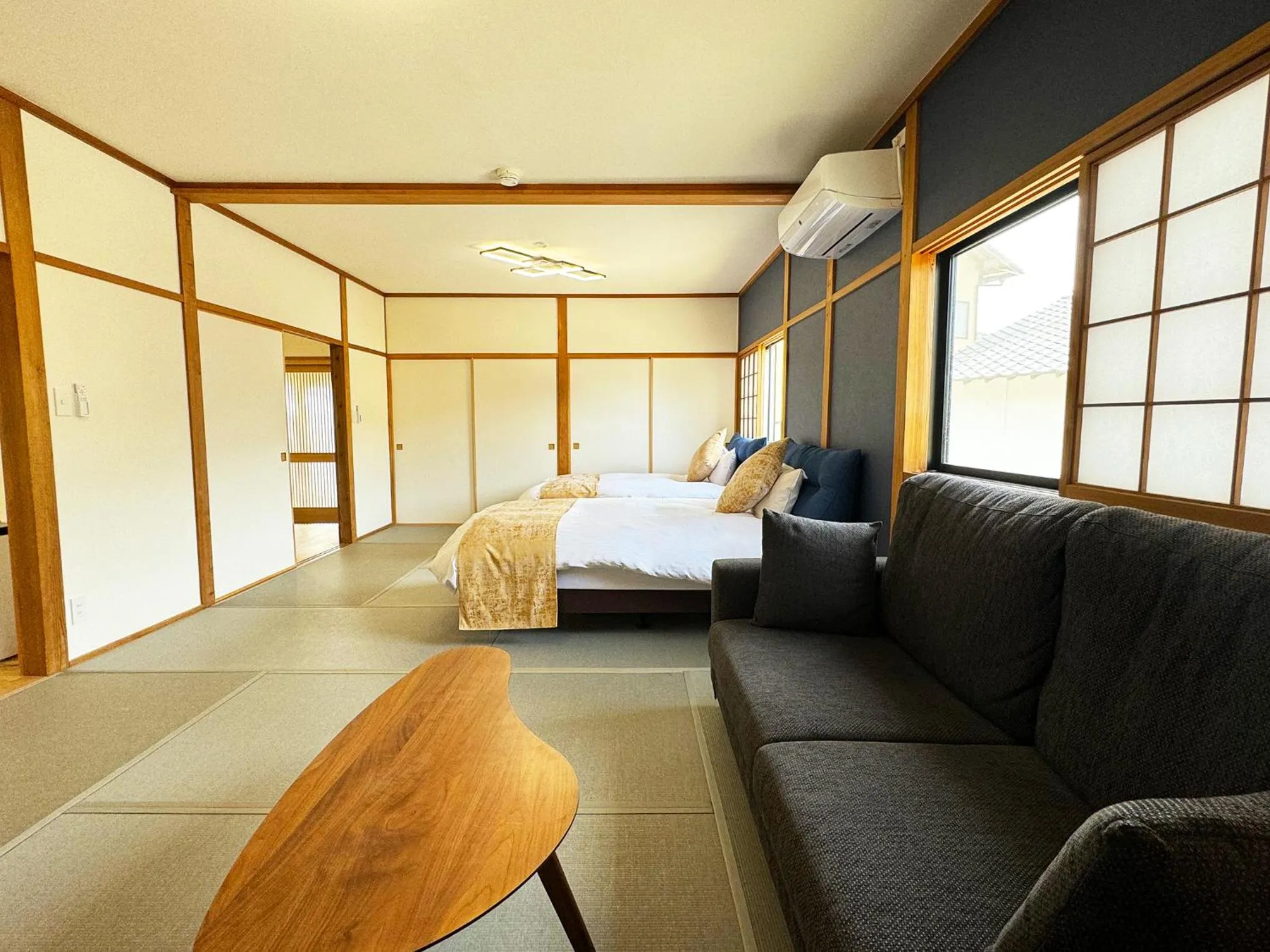 Photo of the whole room, Bed in Yufuin Hanarenoyado Yukagetsu