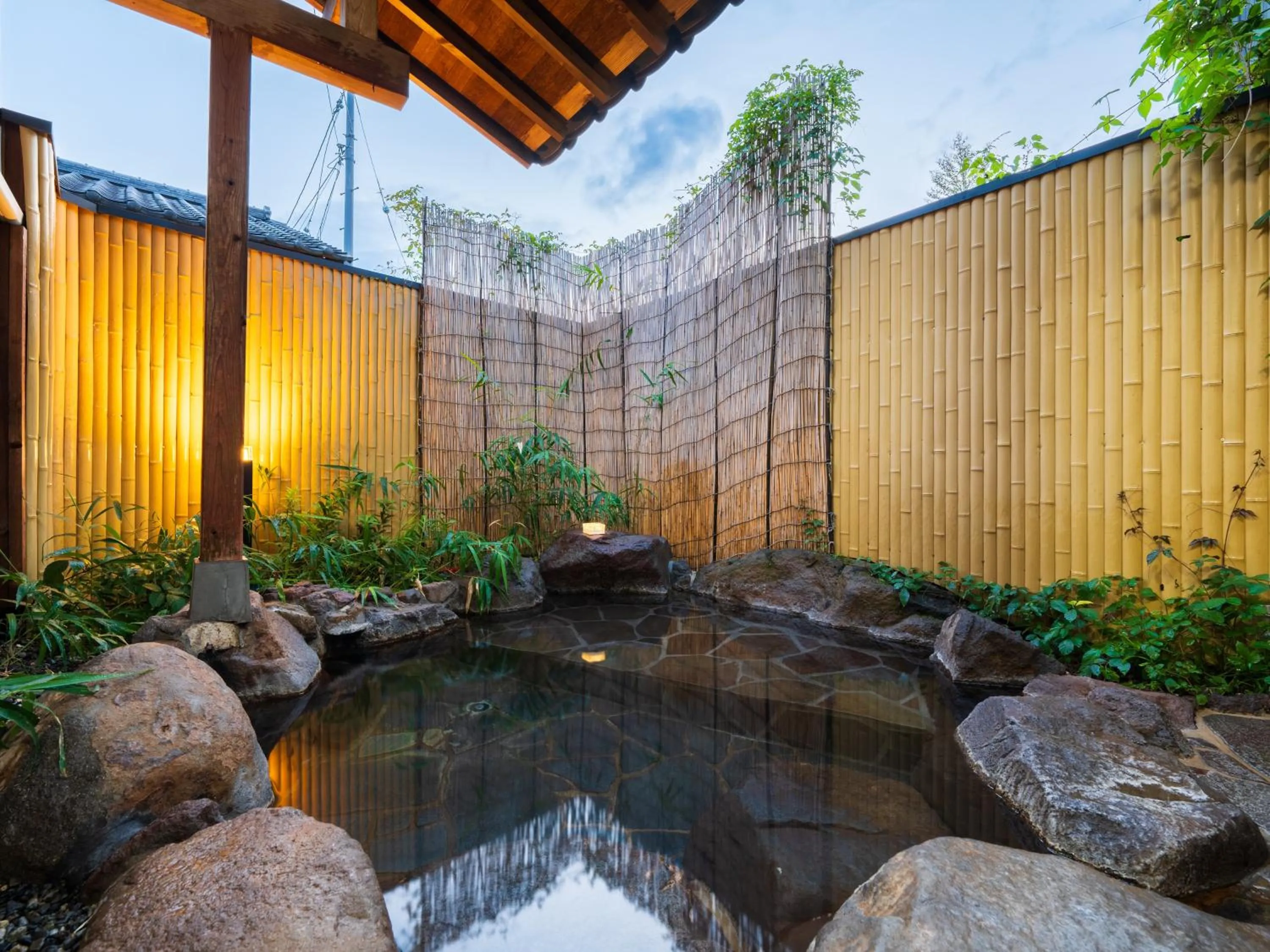 Open Air Bath in Yufuin Hanarenoyado Yukagetsu