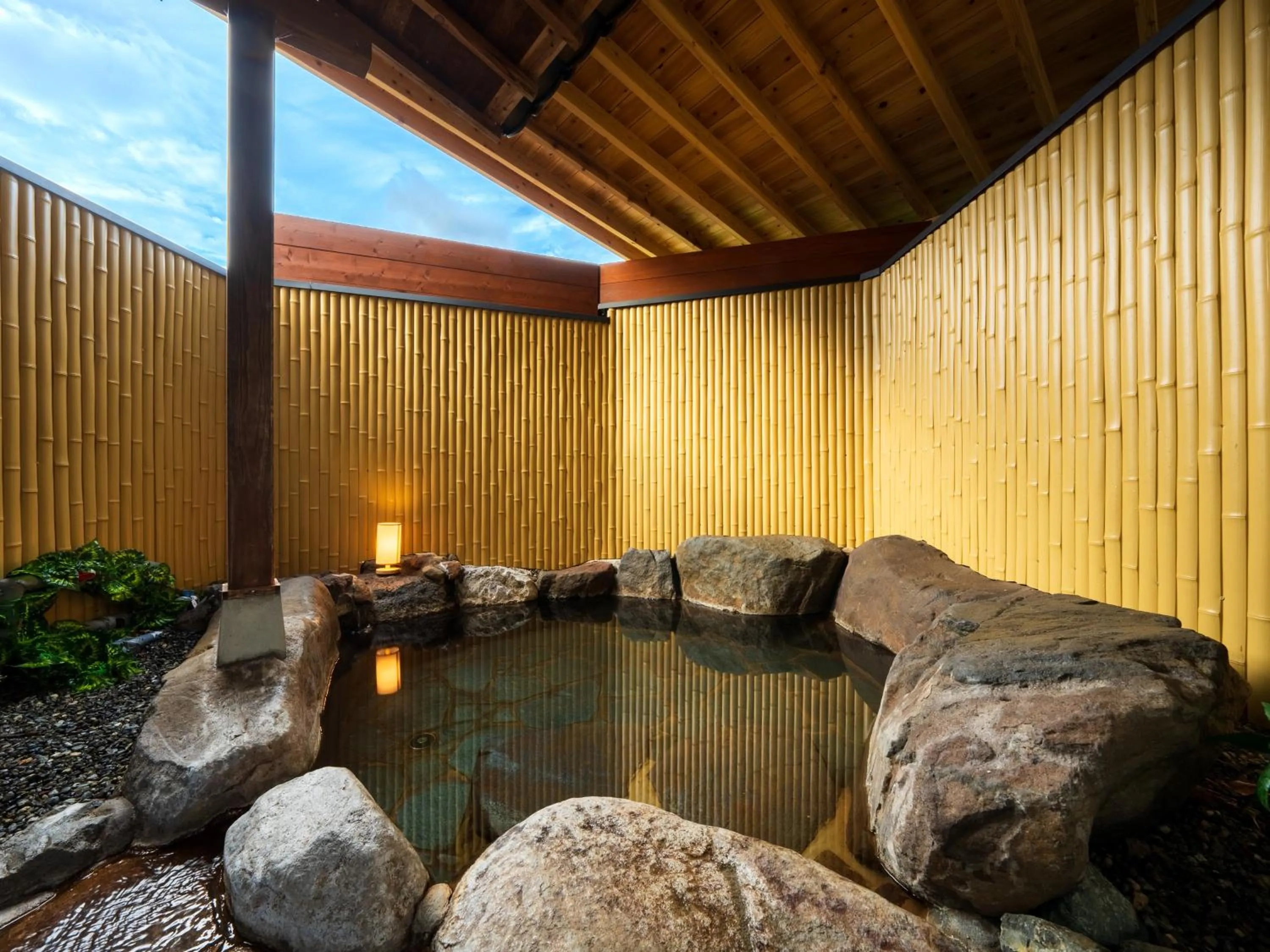 Open Air Bath in Yufuin Hanarenoyado Yukagetsu