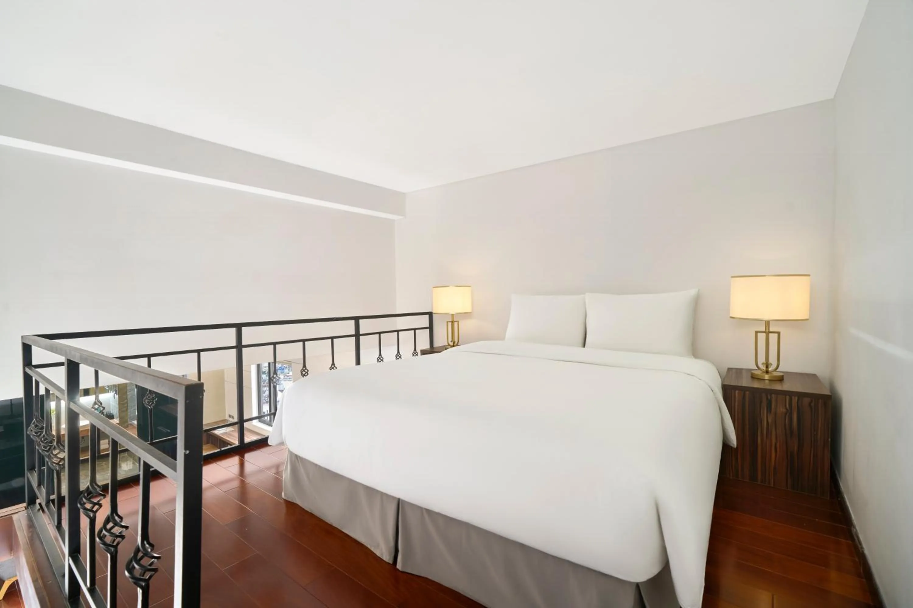 Bed in Oakwood Hotel & Apartments Saigon