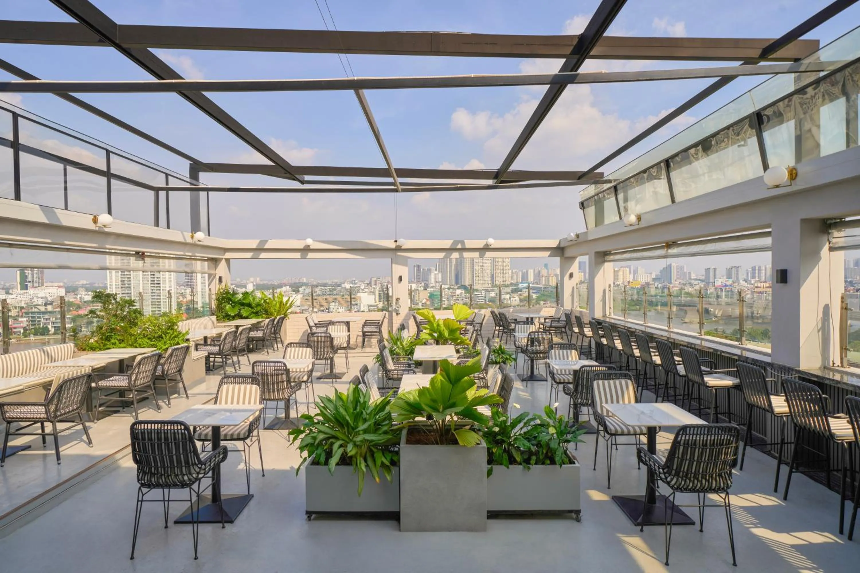 Restaurant/places to eat in Oakwood Hotel & Apartments Saigon