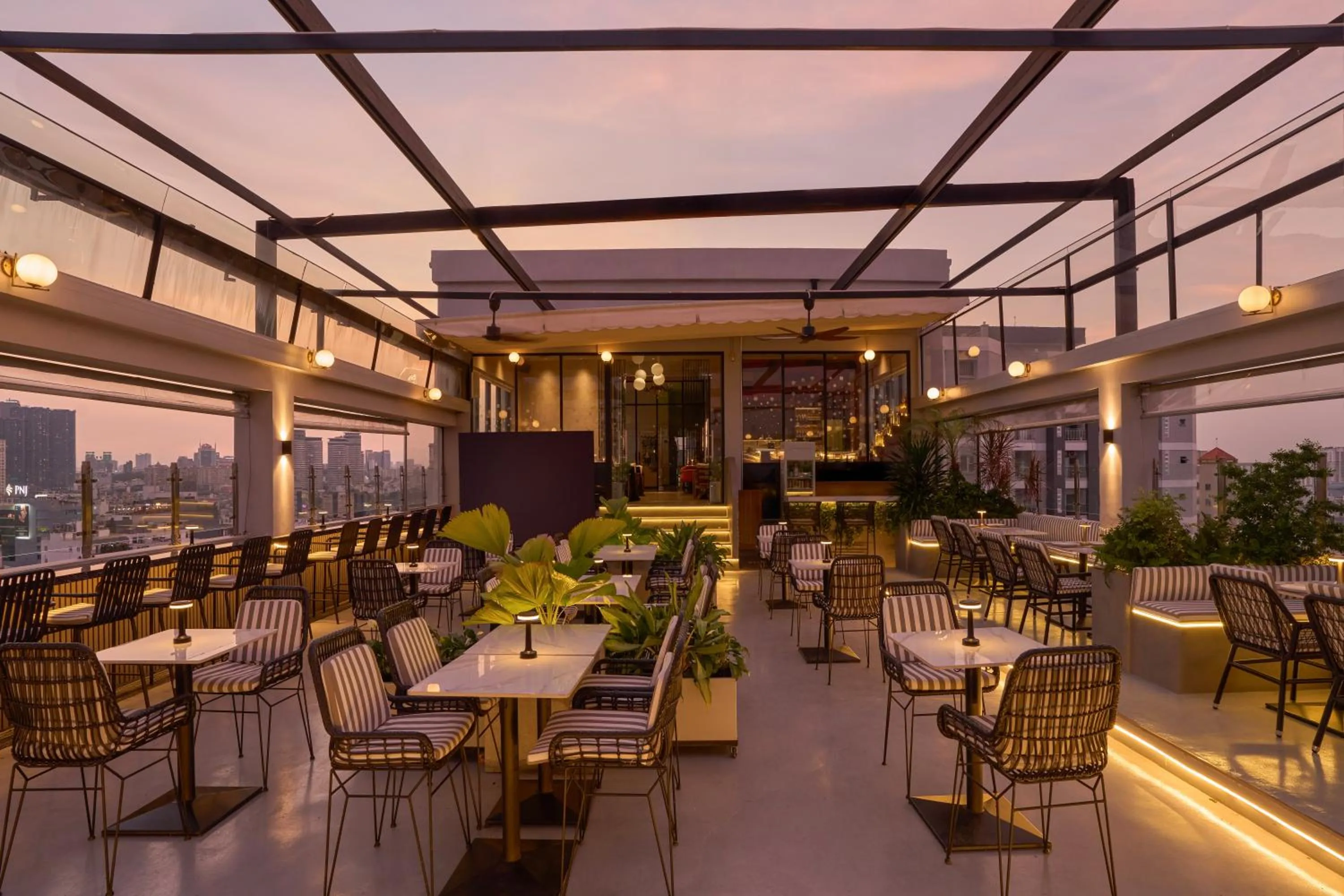 Restaurant/places to eat in Oakwood Hotel & Apartments Saigon