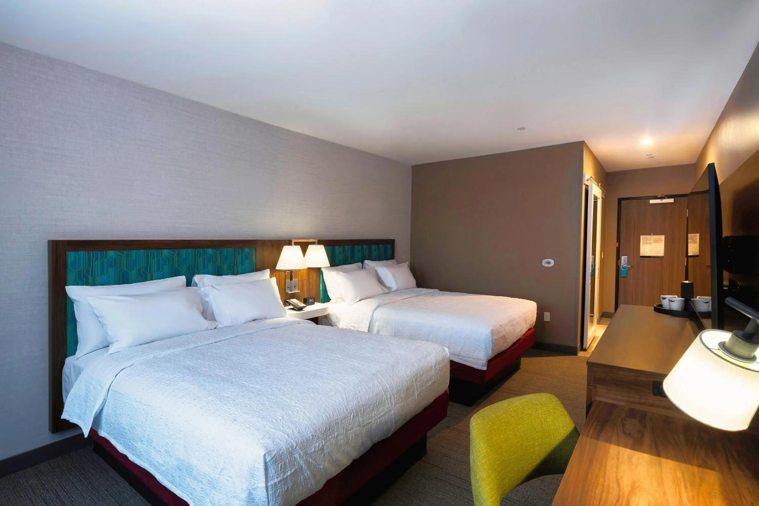 Bedroom, Bed in Hampton Inn Needles