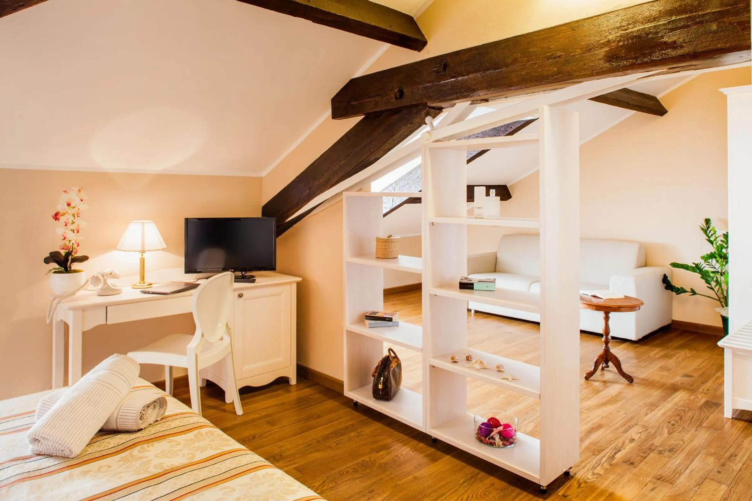 Living room, Bed in Villa Sylva & Spa