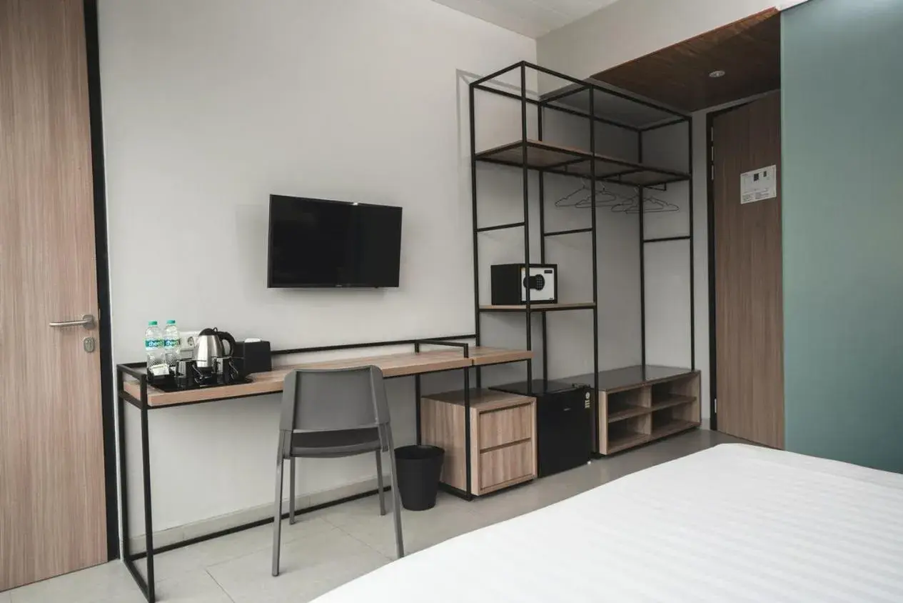 Deluxe Double Room with Free Airport Shuttle in Conjioo Hotel Jakarta Managed by MHM Deluxe Double Room with Free Airport Shuttle in Conjioo Hotel Jakarta Managed by MHM