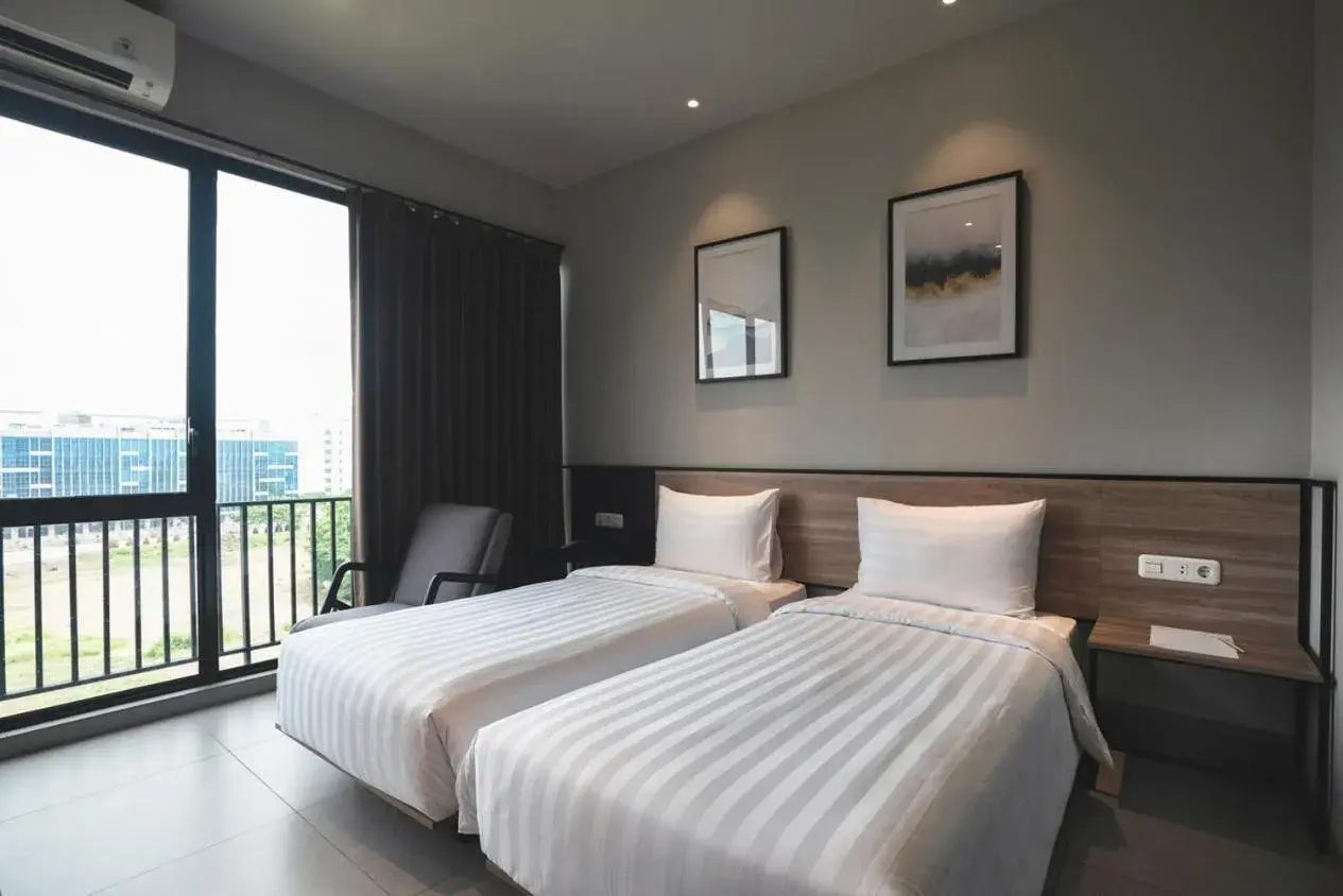 Deluxe Twin Room with Free Airport Shuttle in Conjioo Hotel Jakarta Managed by MHM Deluxe Twin Room with Free Airport Shuttle in Conjioo Hotel Jakarta Managed by MHM