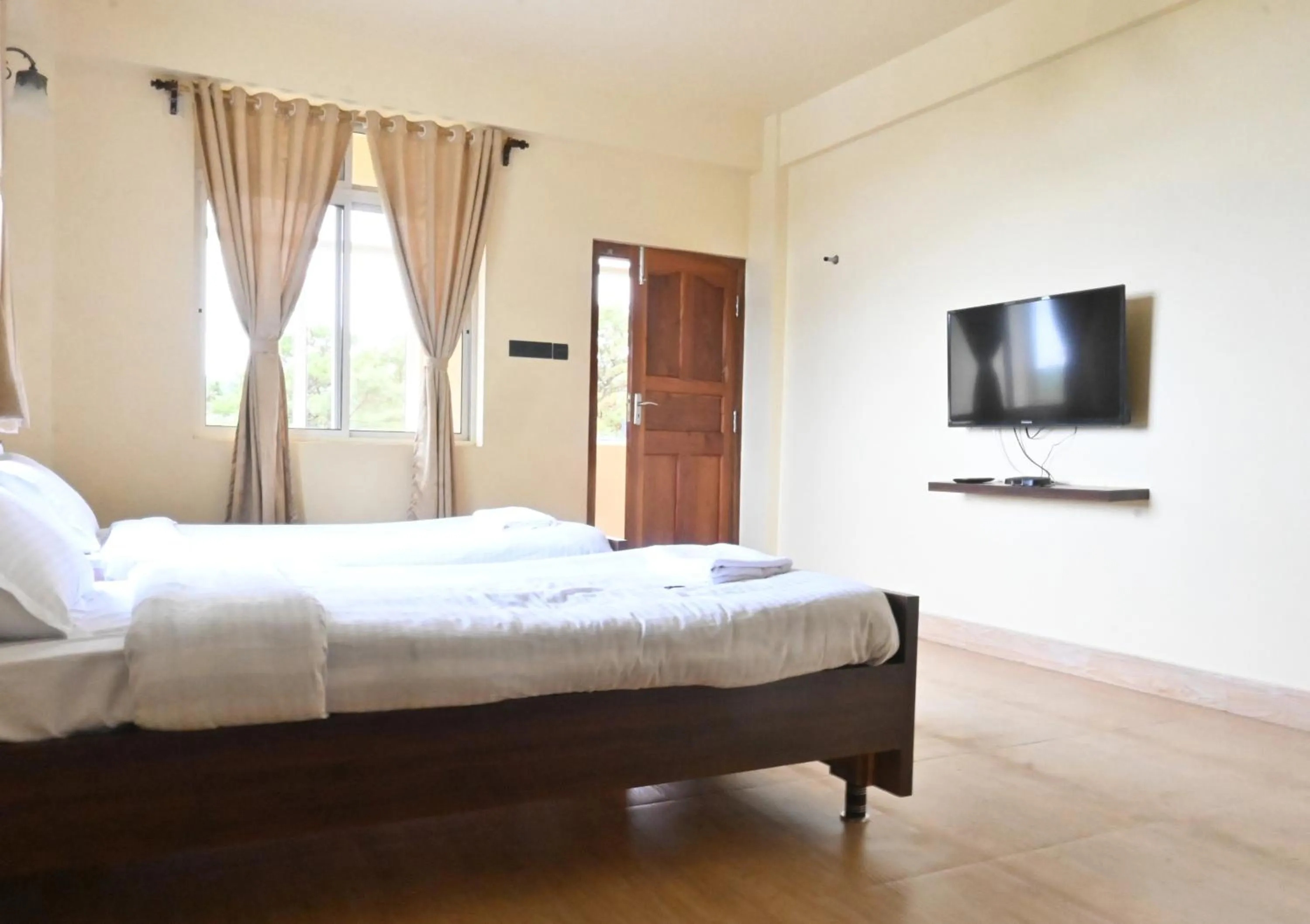 Photo of the whole room in TreeTops Residency