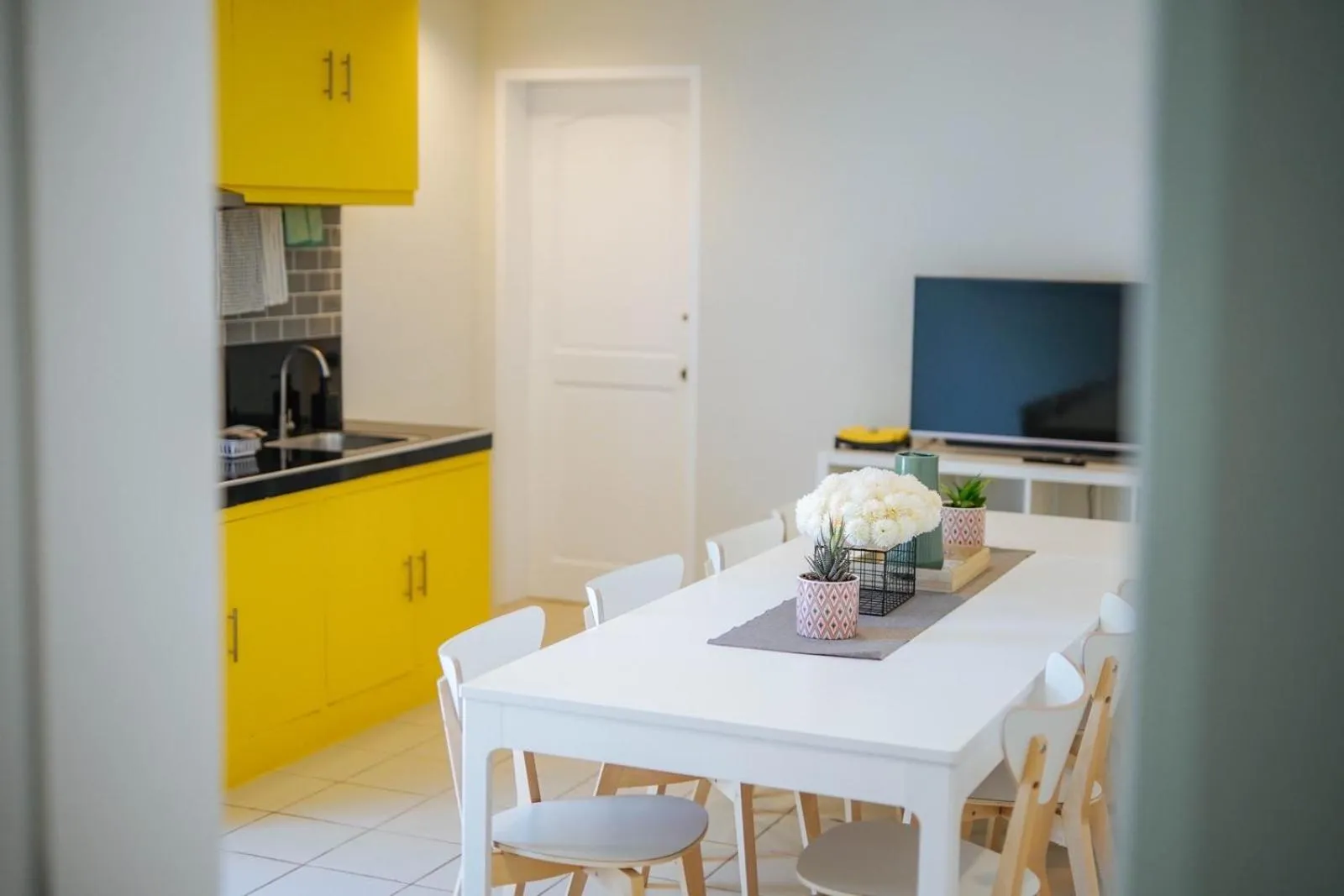 TV and multimedia in Emerald Manor Hotel