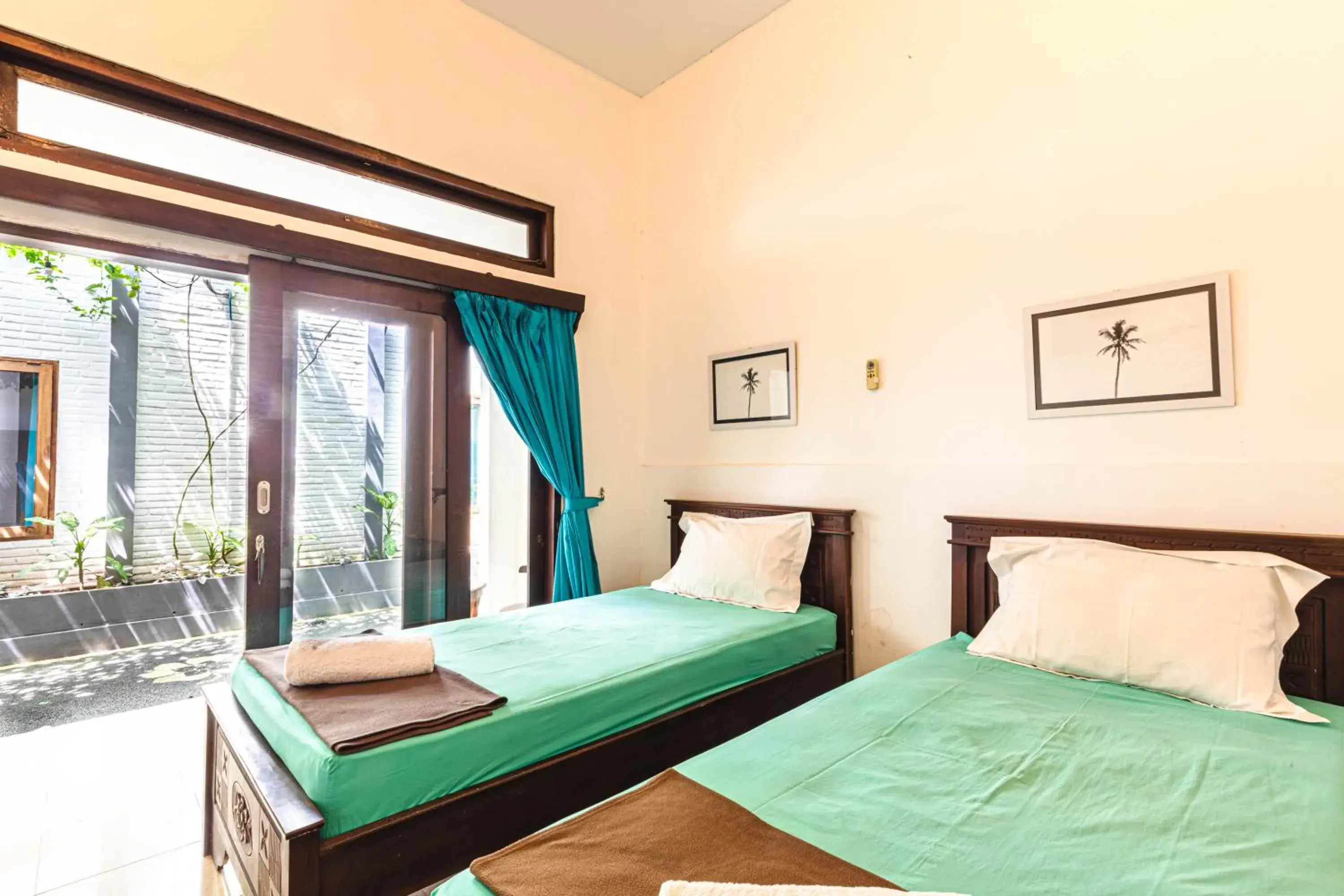 Deluxe Twin Room in Surf Retreat Villa Sari Bali Deluxe Twin Room in Surf Retreat Villa Sari Bali