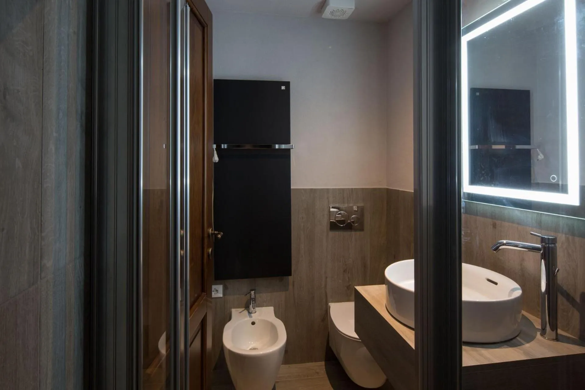 Toilet in Residence Via Di Francia