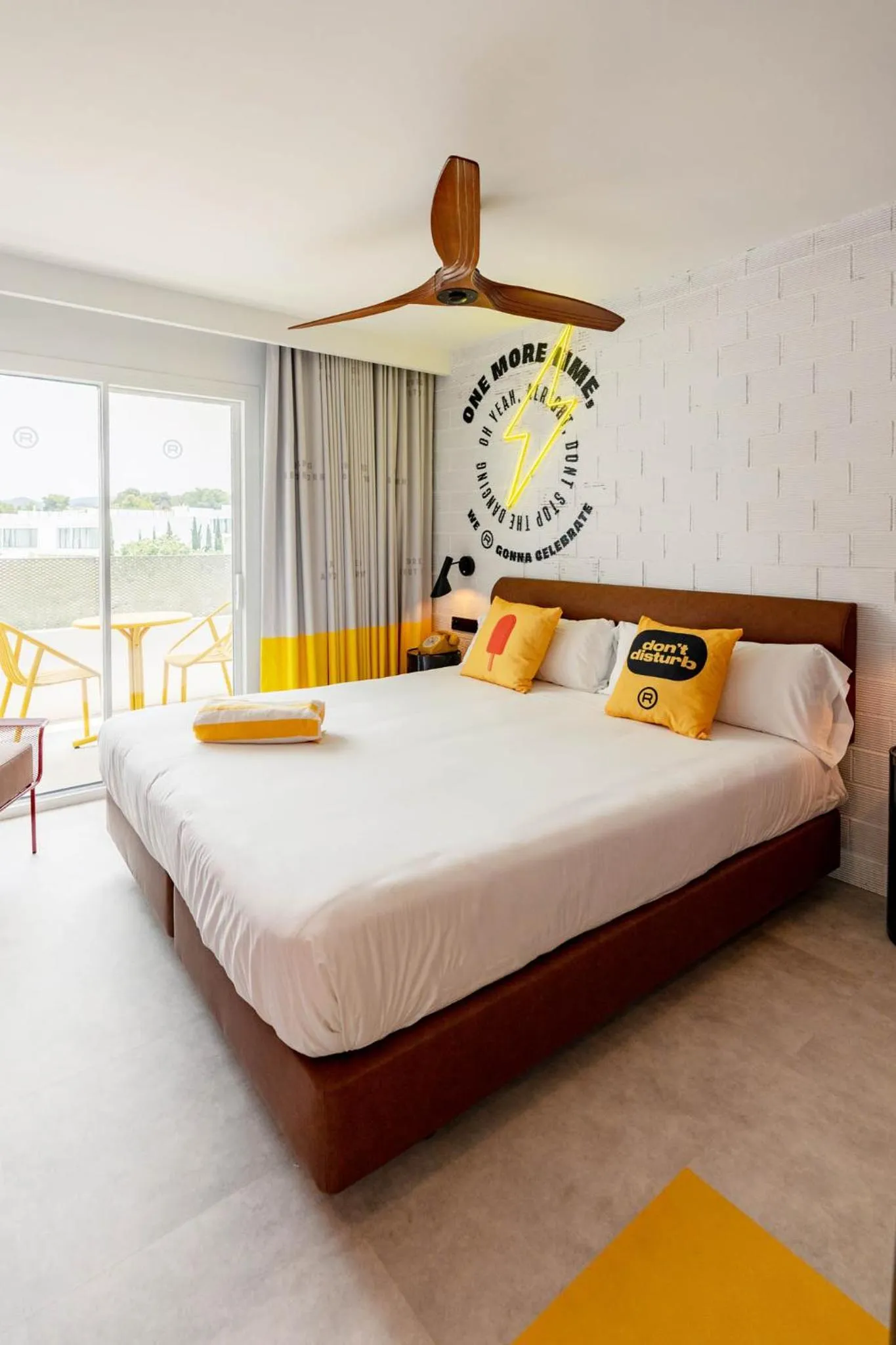 Bed in Ryans Lolas - Adults Only