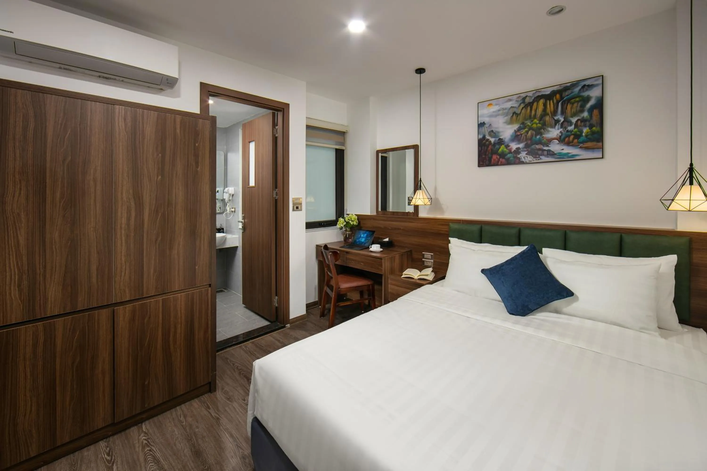 wardrobe, Bed in Hanoi Vacanza Premier Hotel