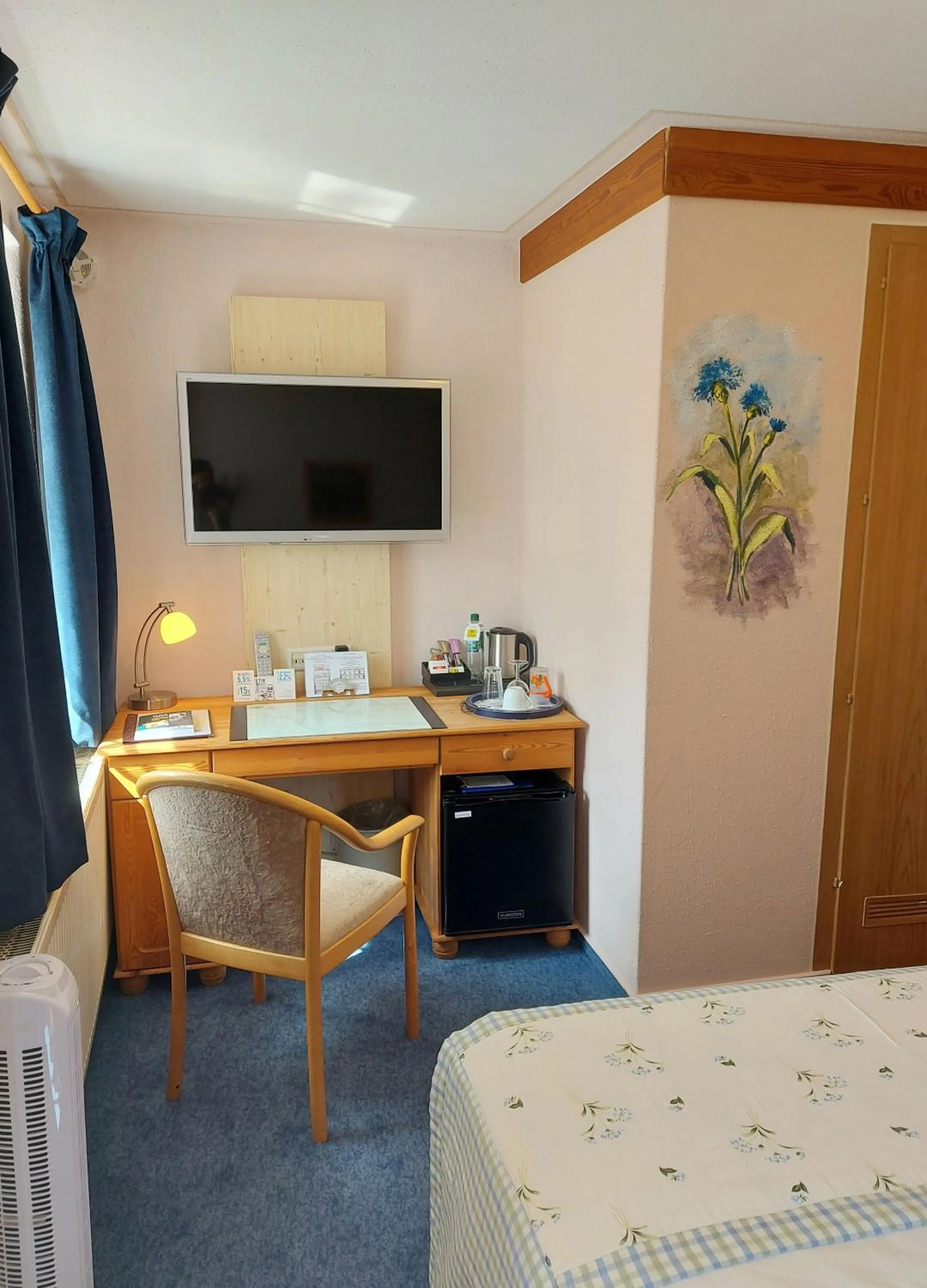 TV and multimedia, Bed in Logis L Auberge Gutshof