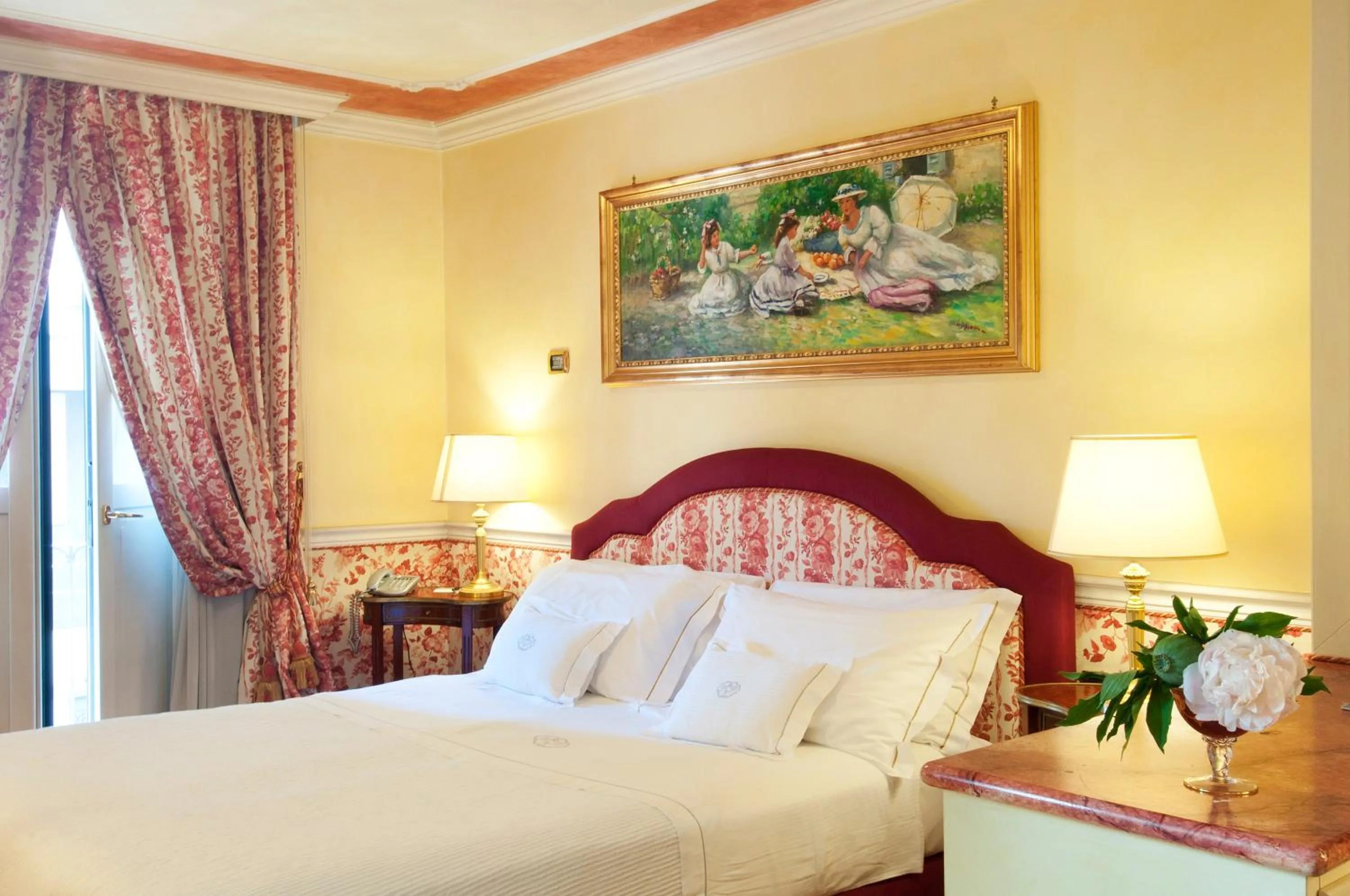 Bed in Petit Palais Hotel De Charme