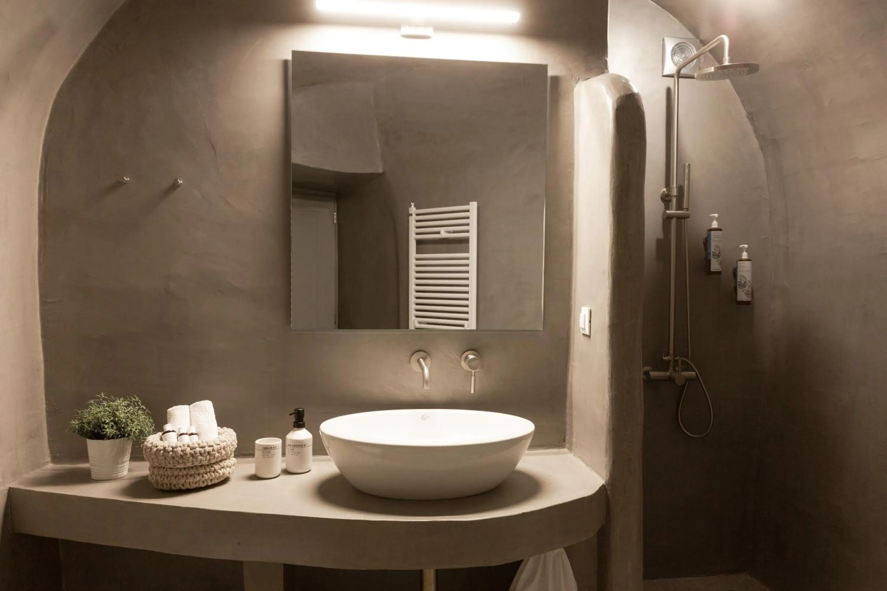 Shower in Cydonia Caves