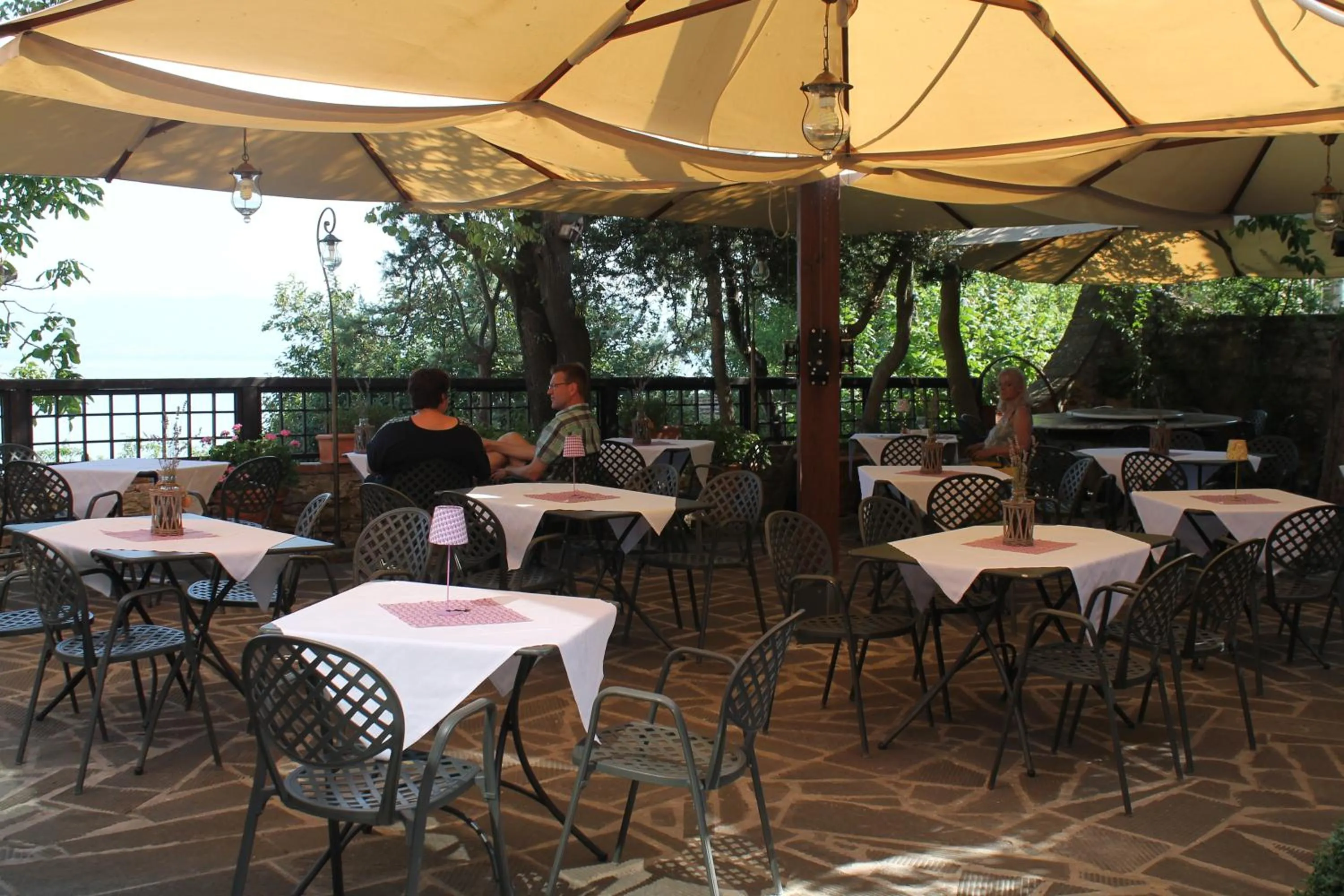 Restaurant/places to eat in Hotel Aganoor