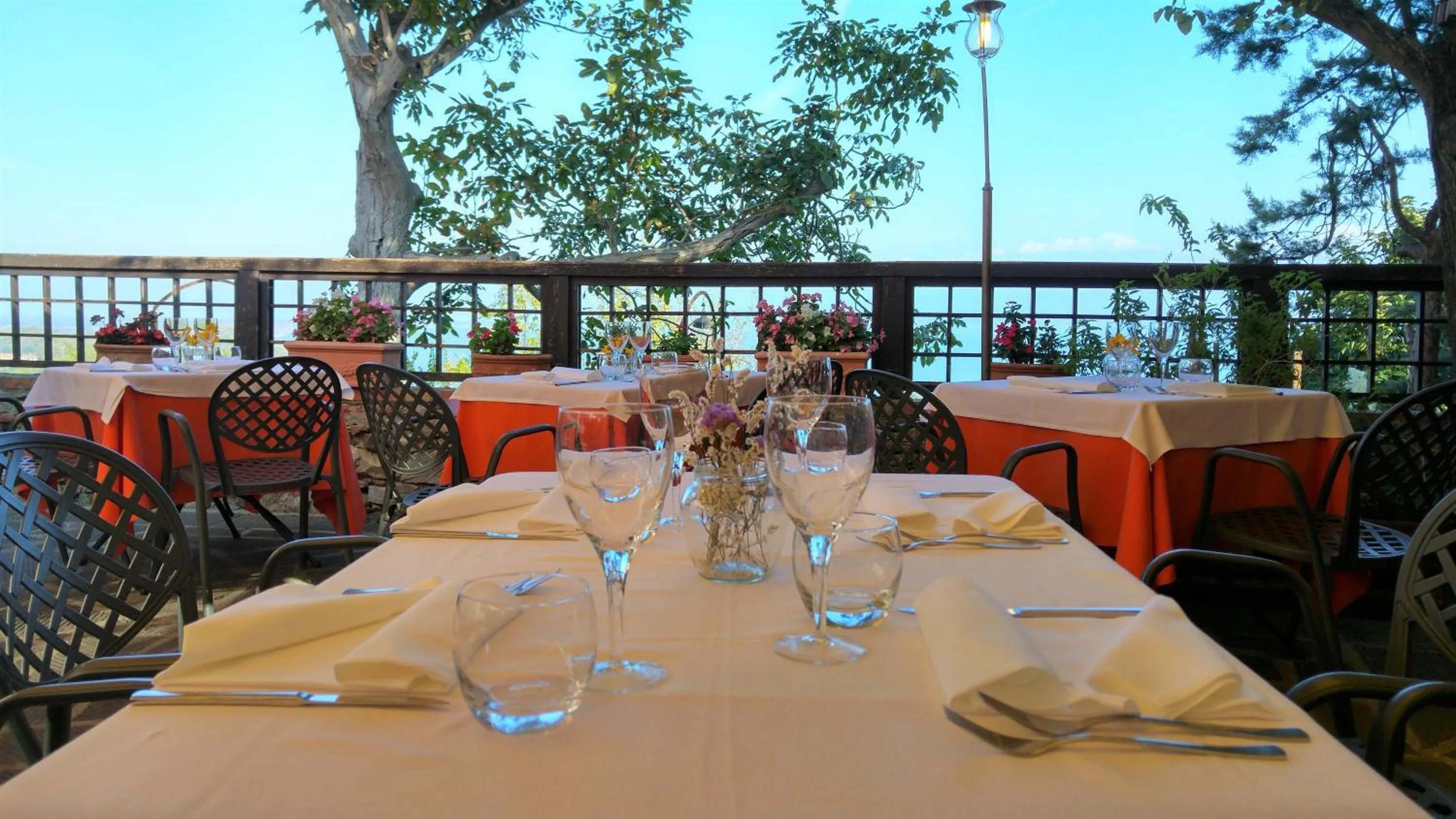 Restaurant/places to eat in Hotel Aganoor