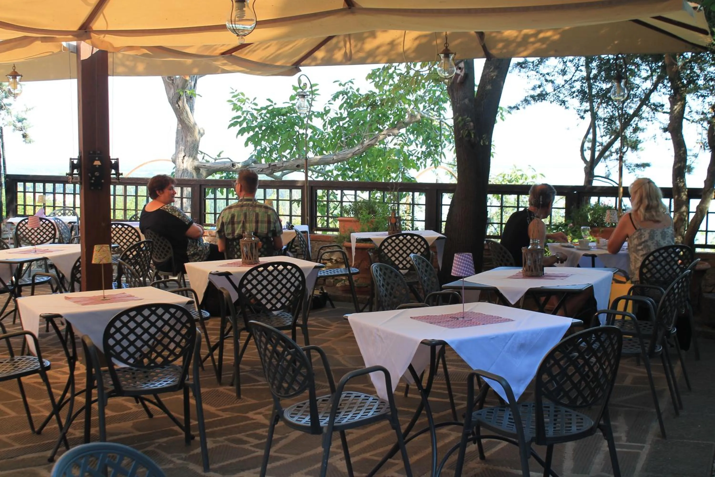 Restaurant/places to eat in Hotel Aganoor