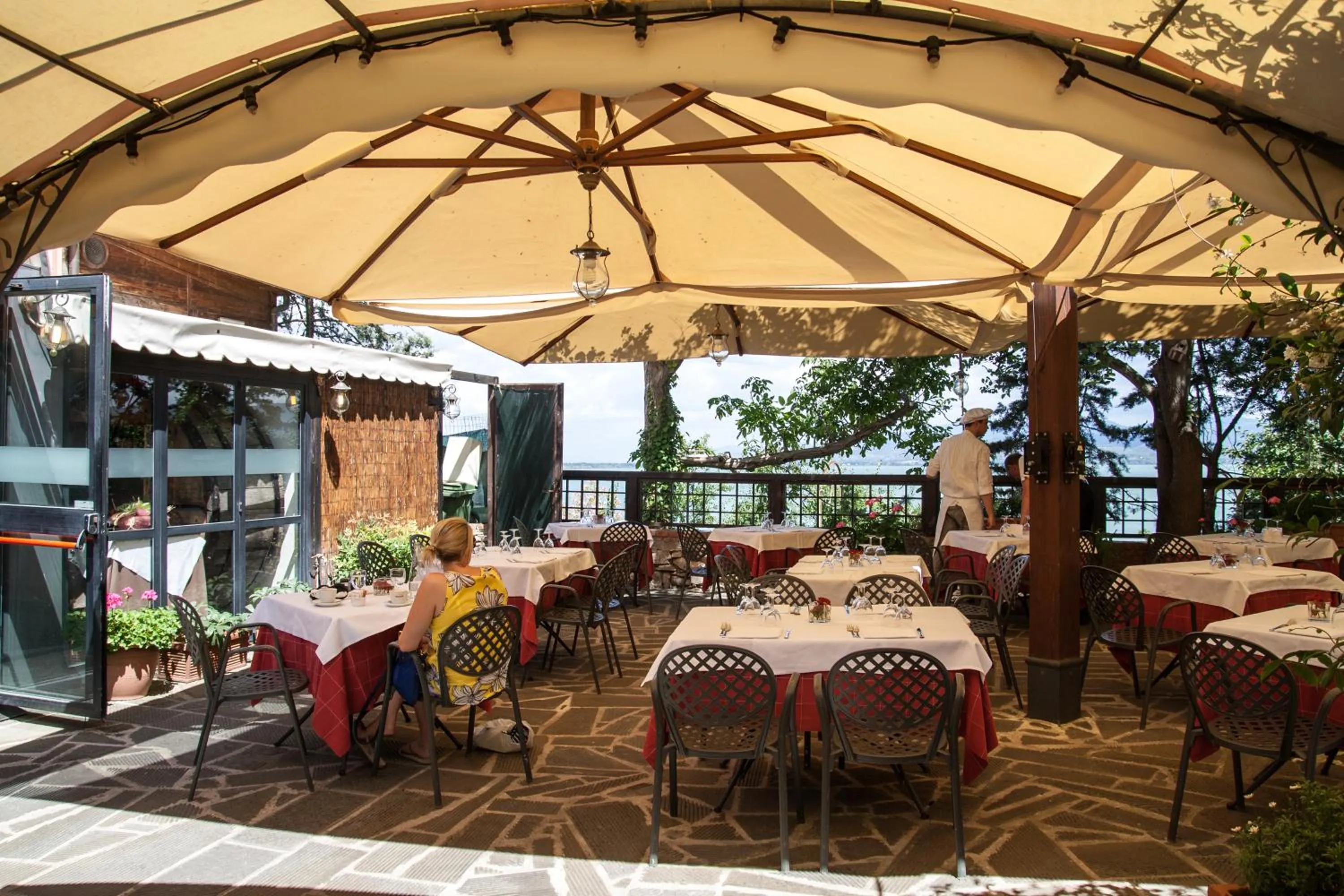 Restaurant/places to eat in Hotel Aganoor