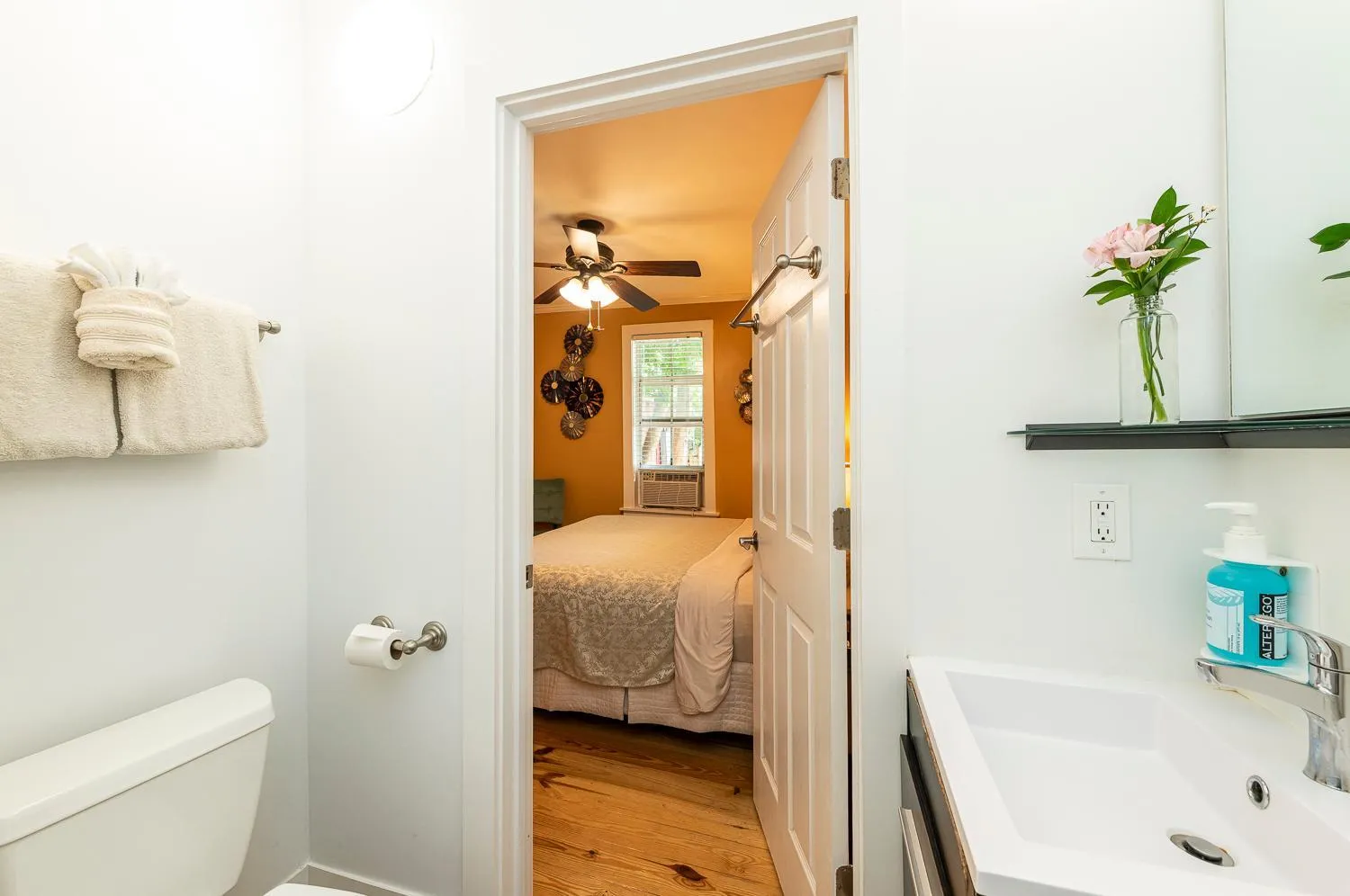 Bathroom, Bed in Rose Lane Villas