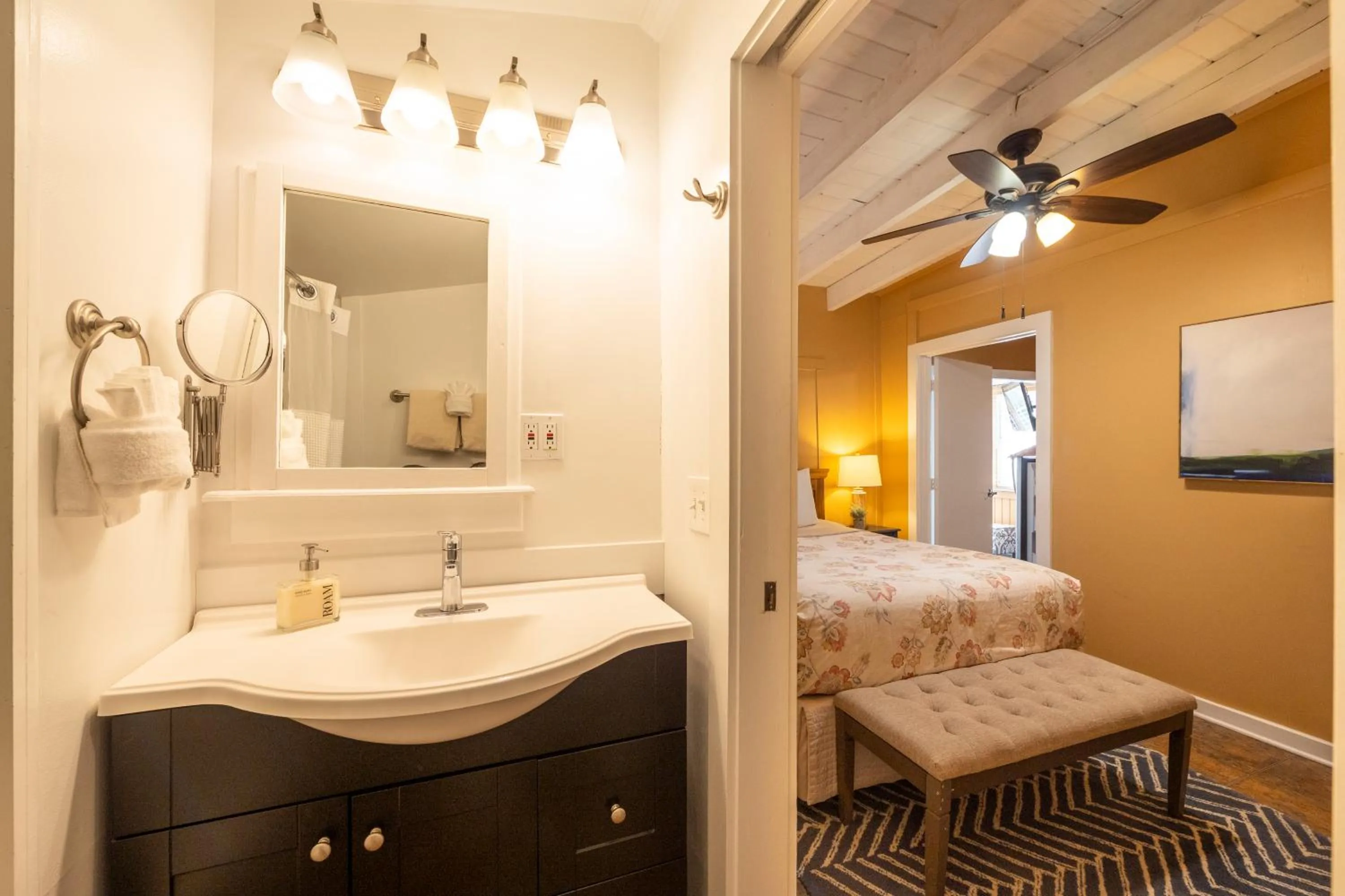 Bathroom, Bed in Rose Lane Villas
