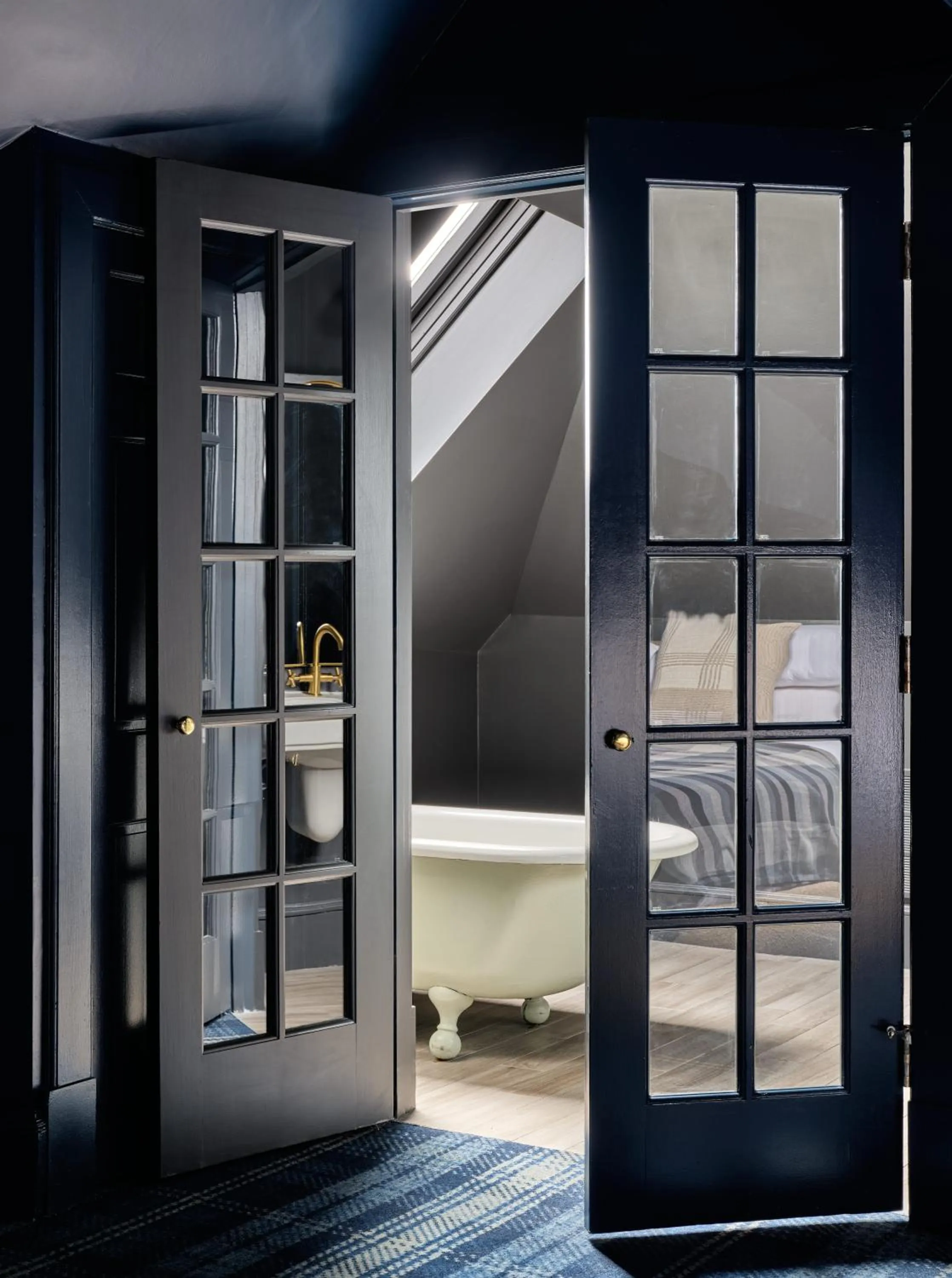 Bathroom, Bed in The Hotel Portsmouth - Downtown