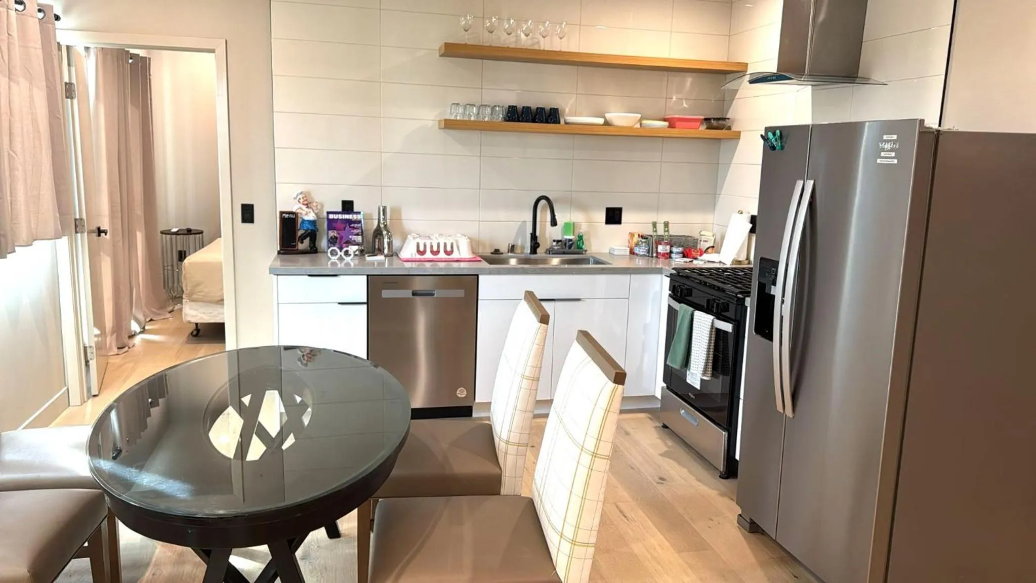 Kitchen or kitchenette in StaysPro - Cityscape Luxury Rental Homes in the Heart of Los Angeles