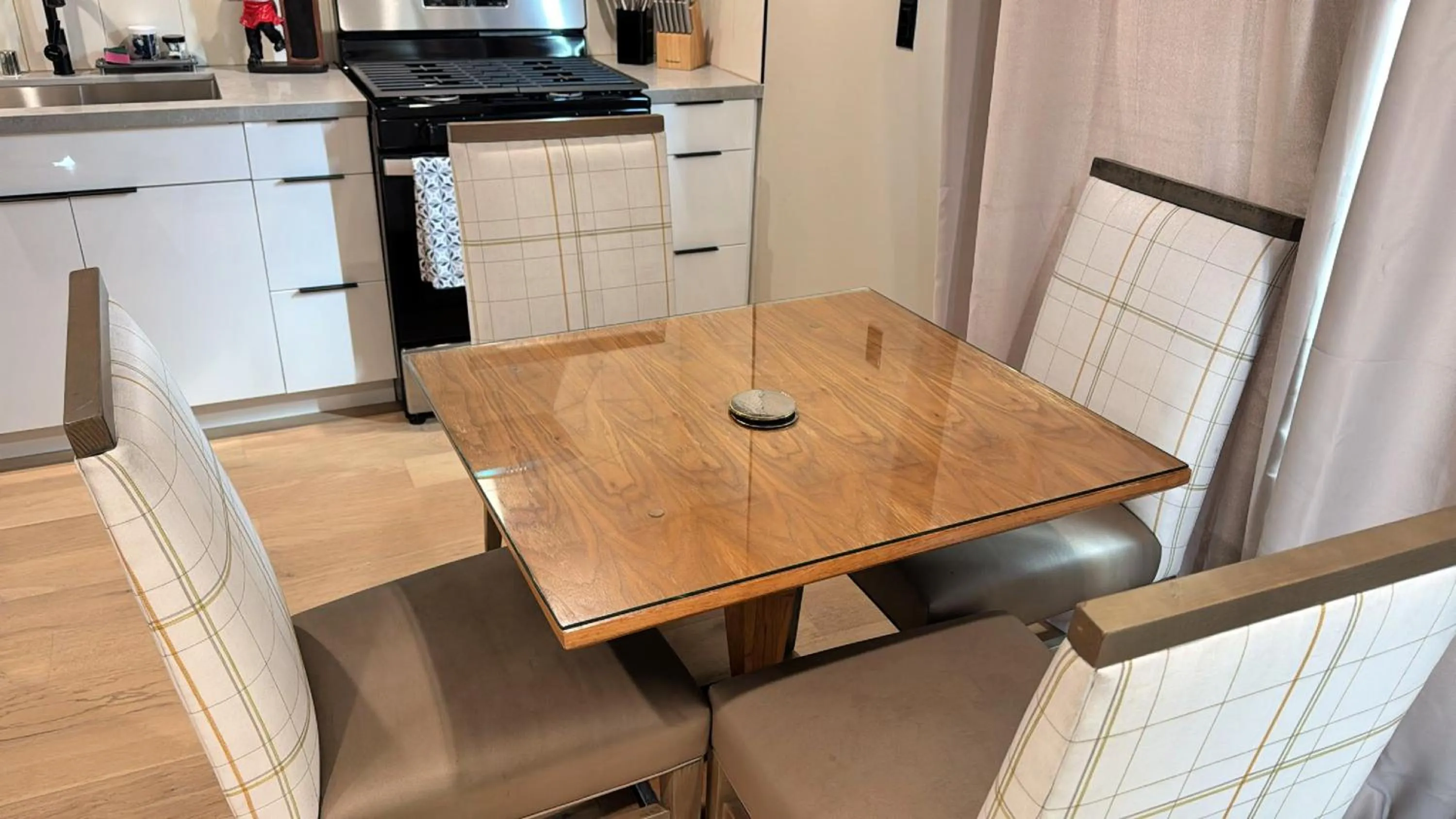 Dining area in StaysPro - Cityscape Luxury Rental Homes in the Heart of Los Angeles