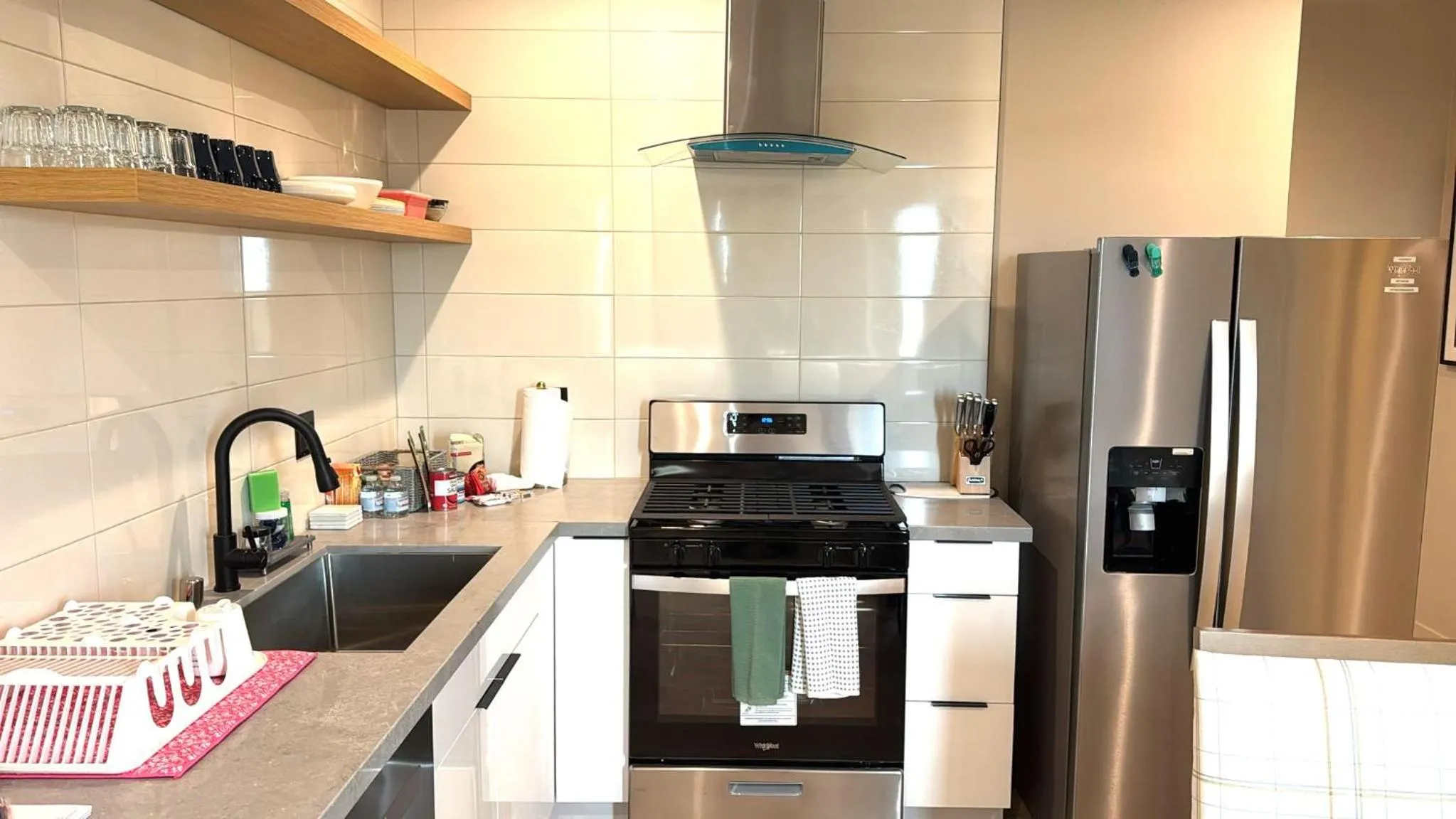 Kitchen or kitchenette in StaysPro - Cityscape Luxury Rental Homes in the Heart of Los Angeles