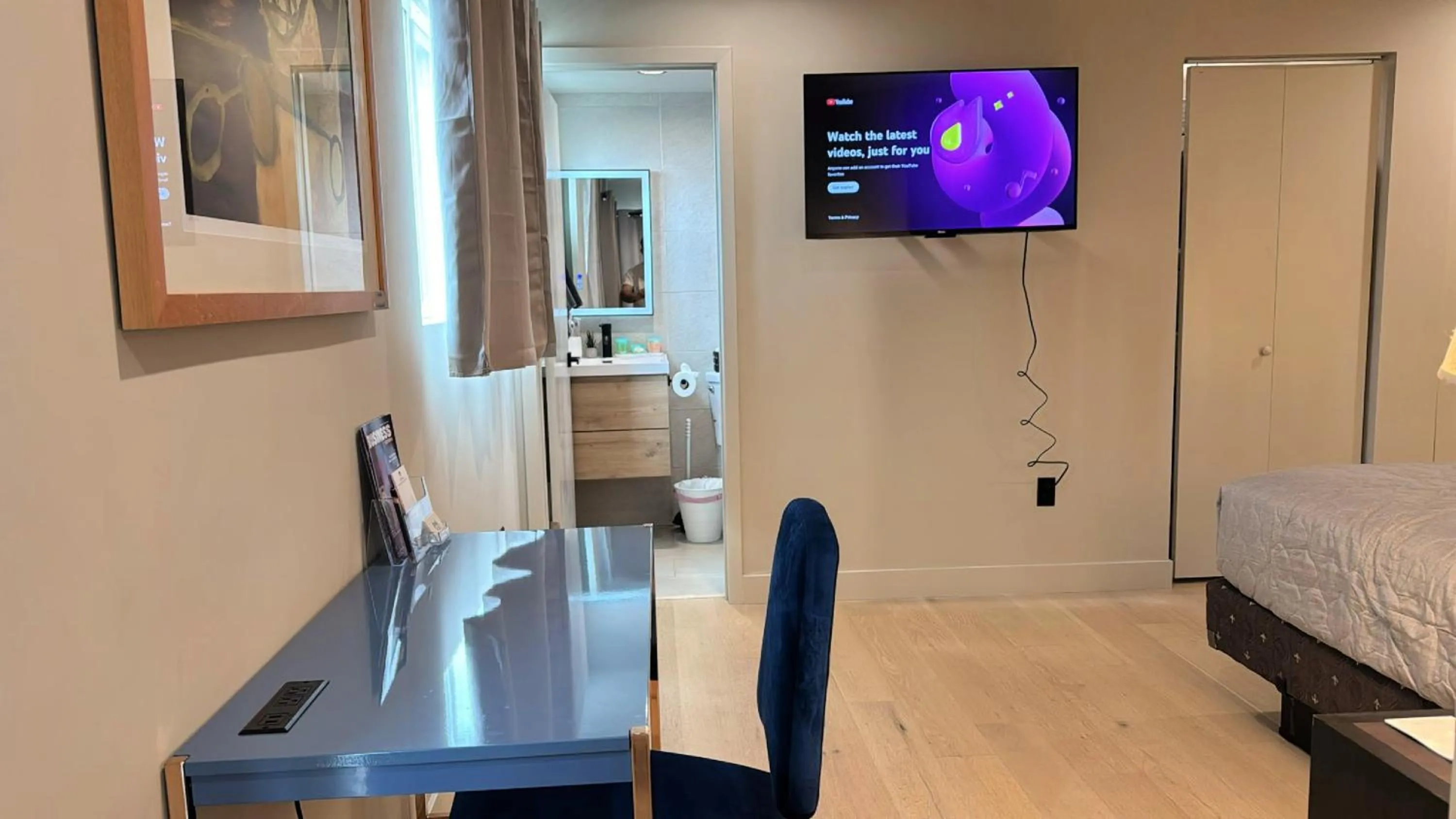 TV and multimedia, Bed in StaysPro - Cityscape Luxury Rental Homes in the Heart of Los Angeles