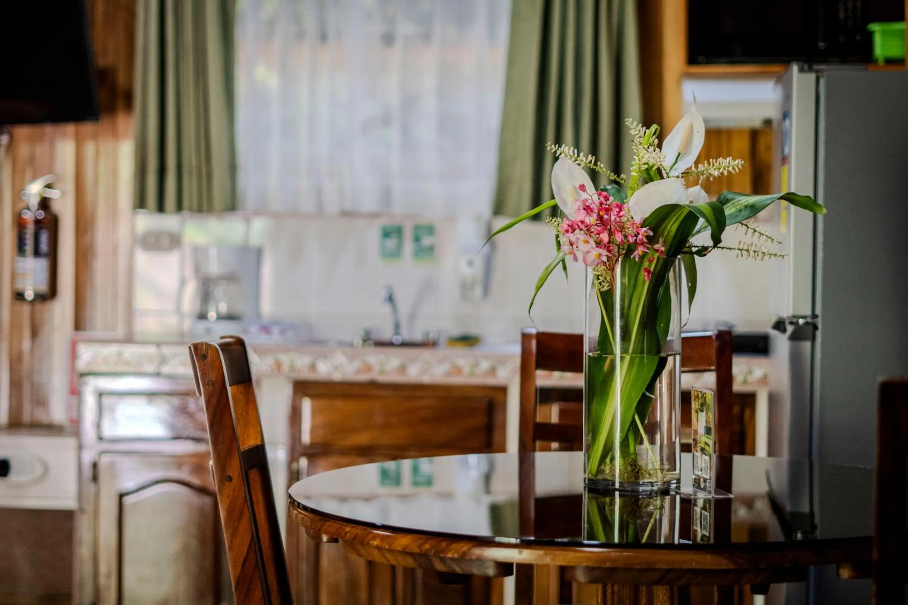 Kitchen or kitchenette in Los Pinos Cabins & Reserve