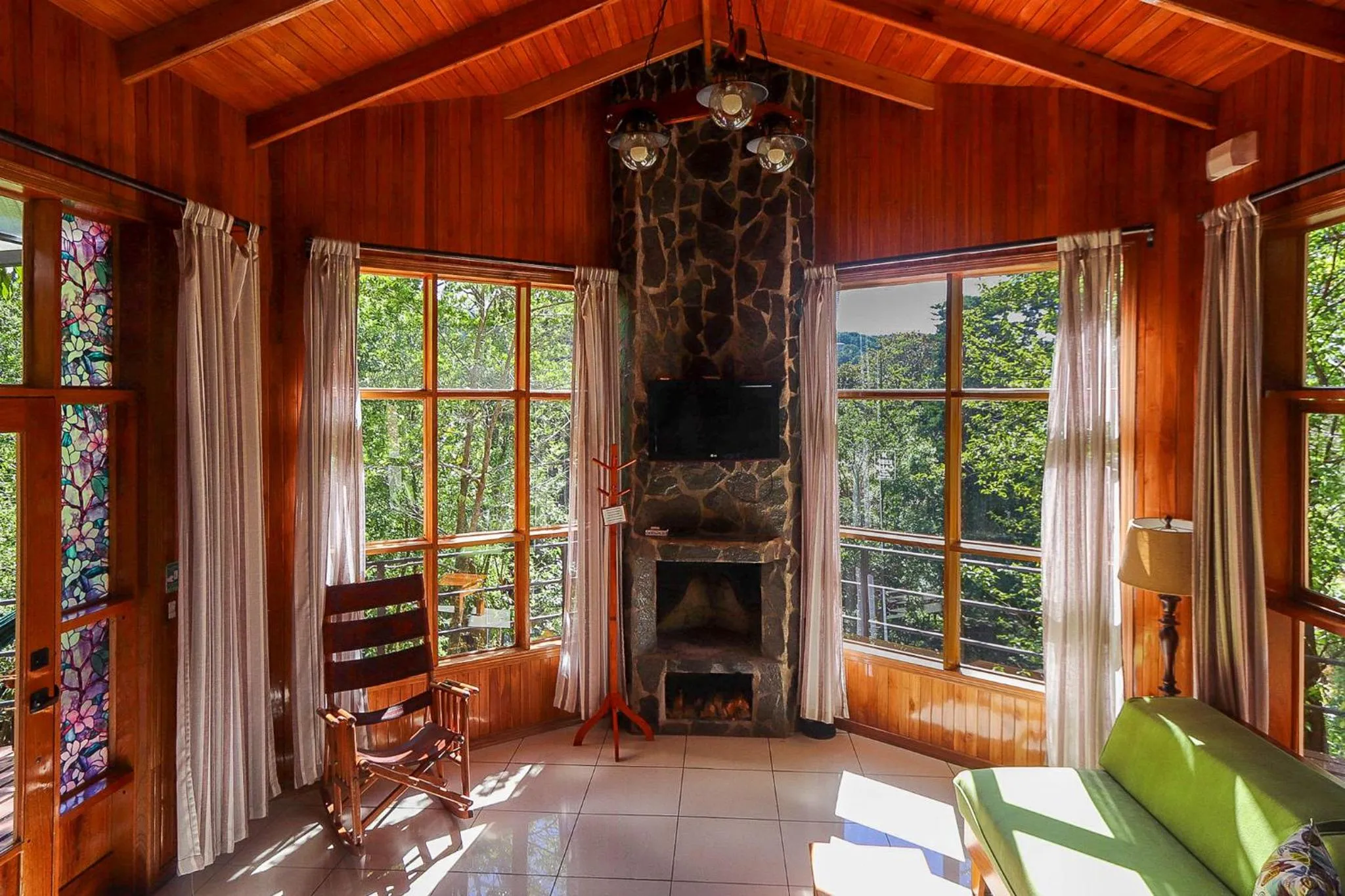 Living room in Los Pinos Cabins & Reserve