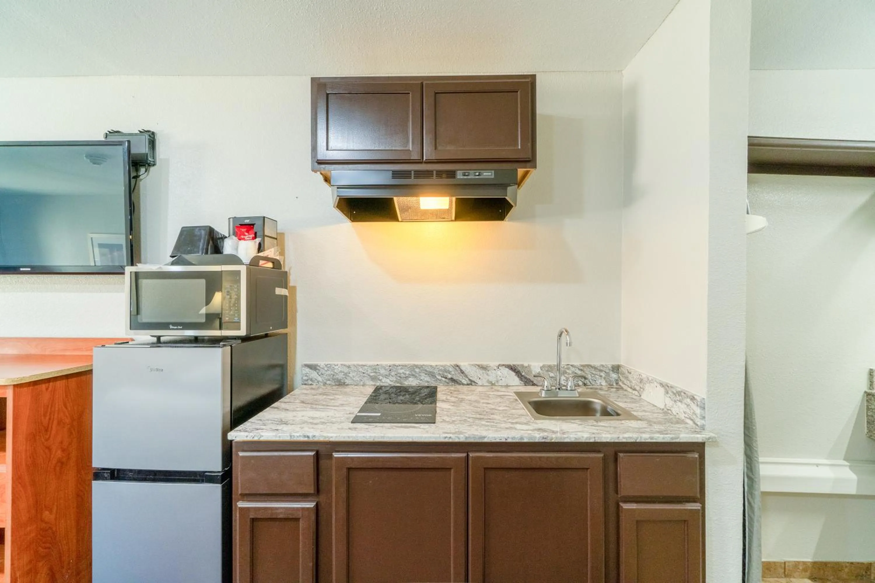 Kitchen or kitchenette in Atria Extended Stays By OYO Jourdanton